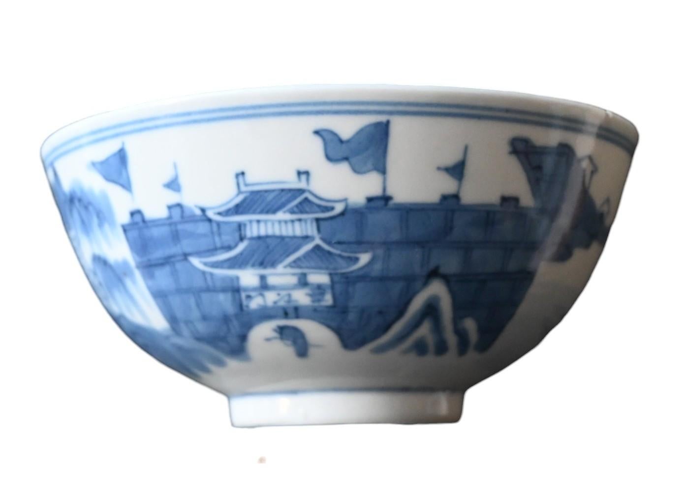 Chinois Ancienne paire de bols bleu/blanc en porcelaine de Chine marqué Kangxi, 18e siècle en vente