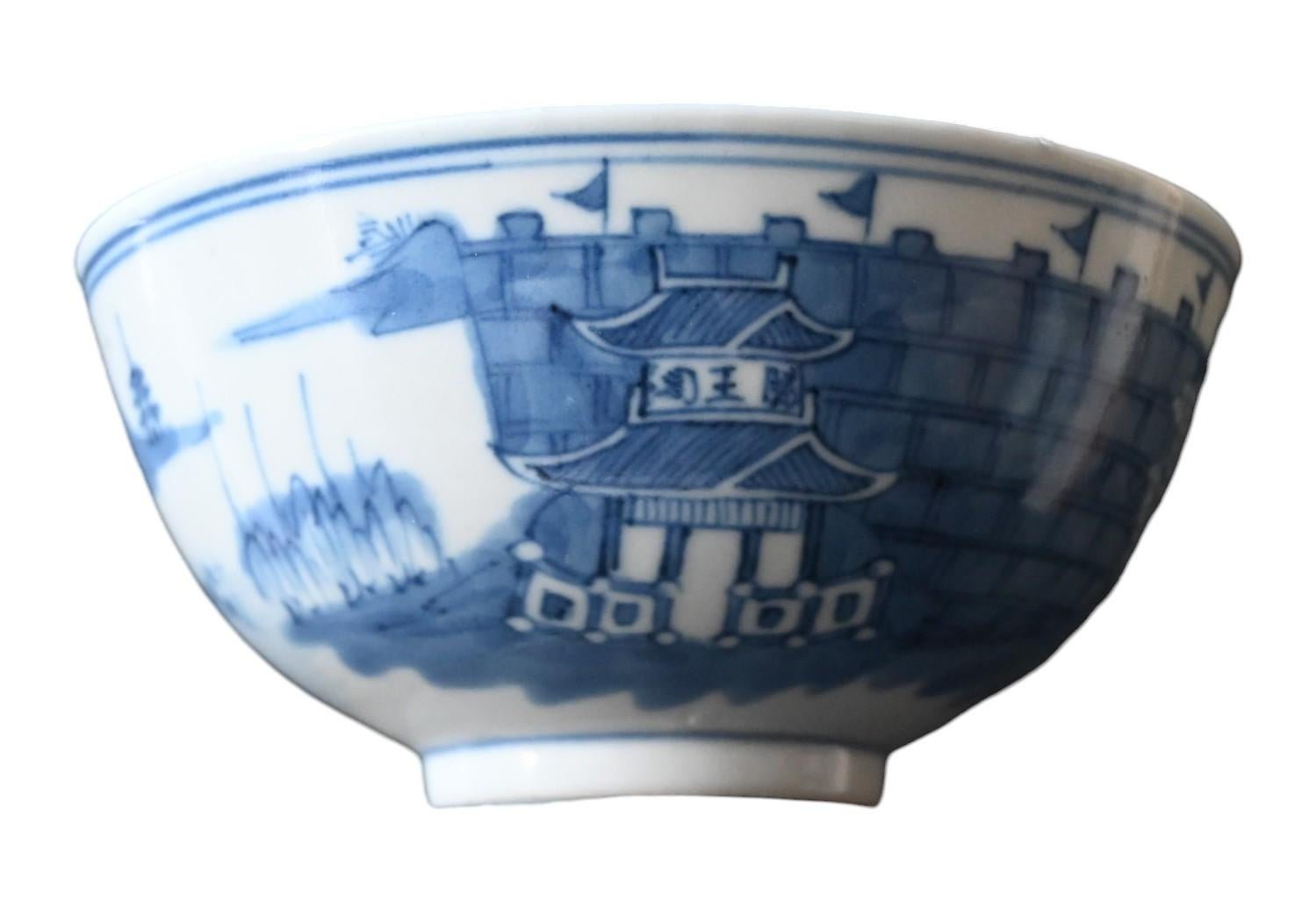 XVIIIe siècle et antérieur Ancienne paire de bols bleu/blanc en porcelaine de Chine marqué Kangxi, 18e siècle en vente