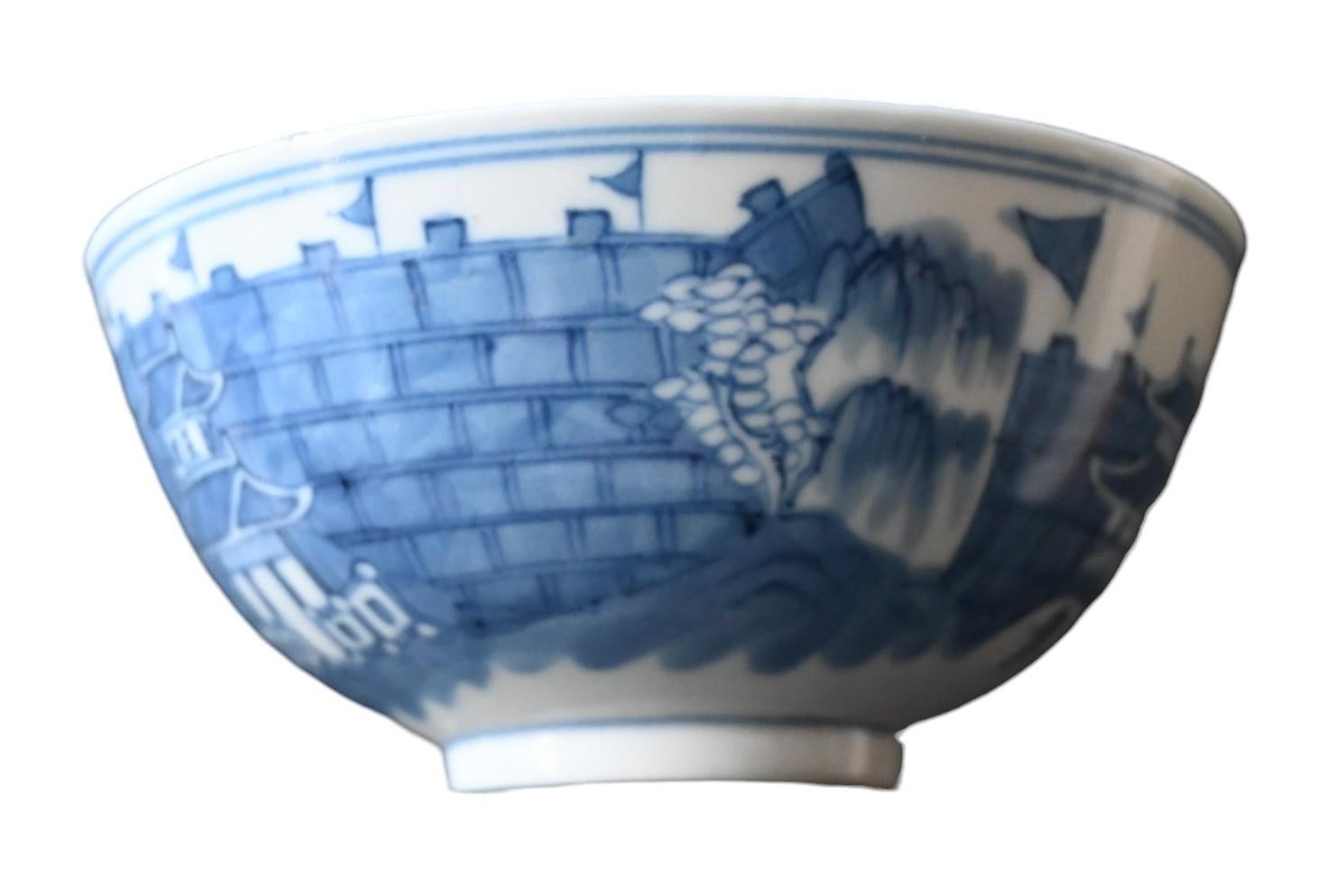 Porcelaine Ancienne paire de bols bleu/blanc en porcelaine de Chine marqué Kangxi, 18e siècle en vente