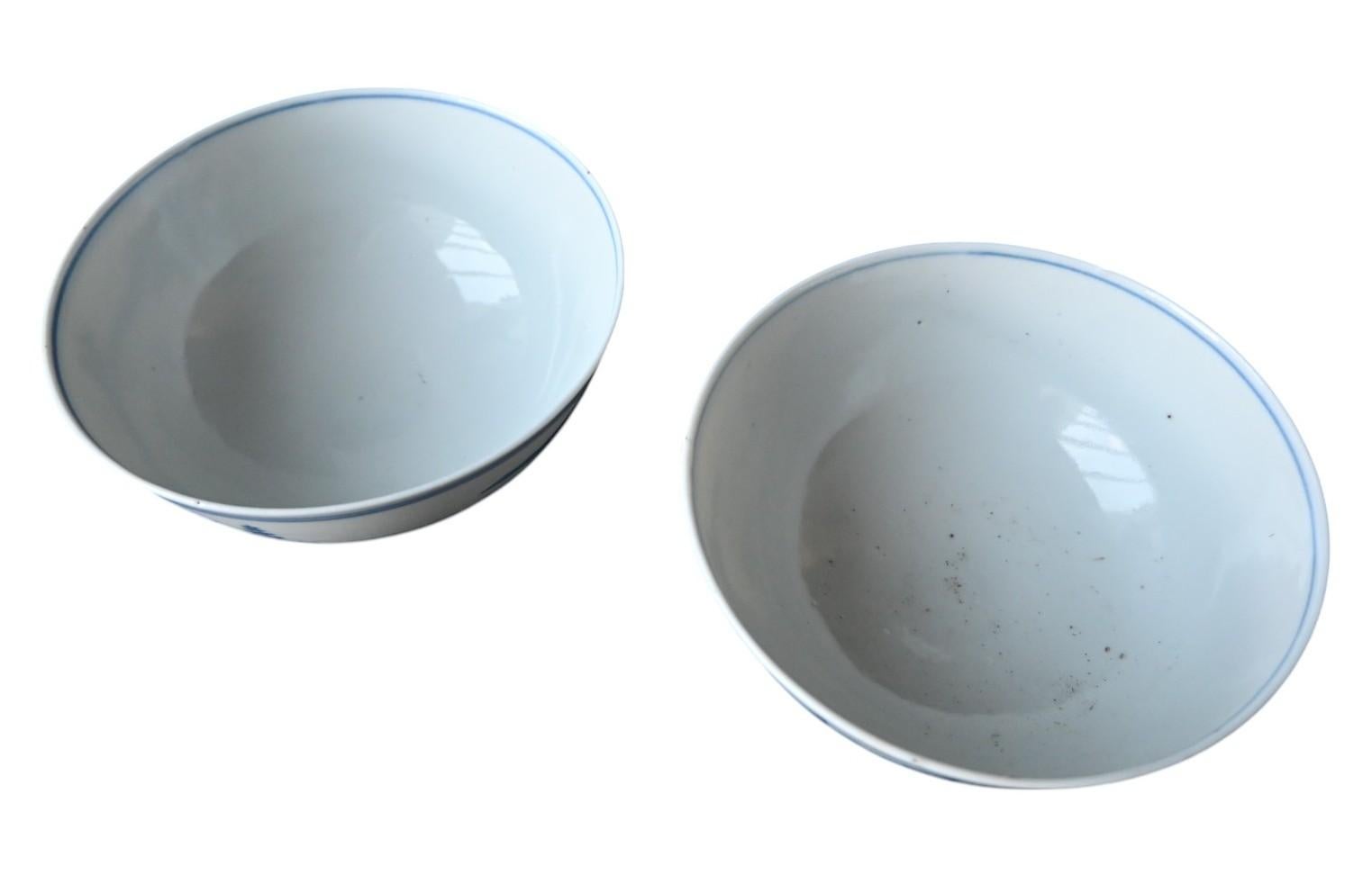 Ancienne paire de bols bleu/blanc en porcelaine de Chine marqué Kangxi, 18e siècle en vente 1
