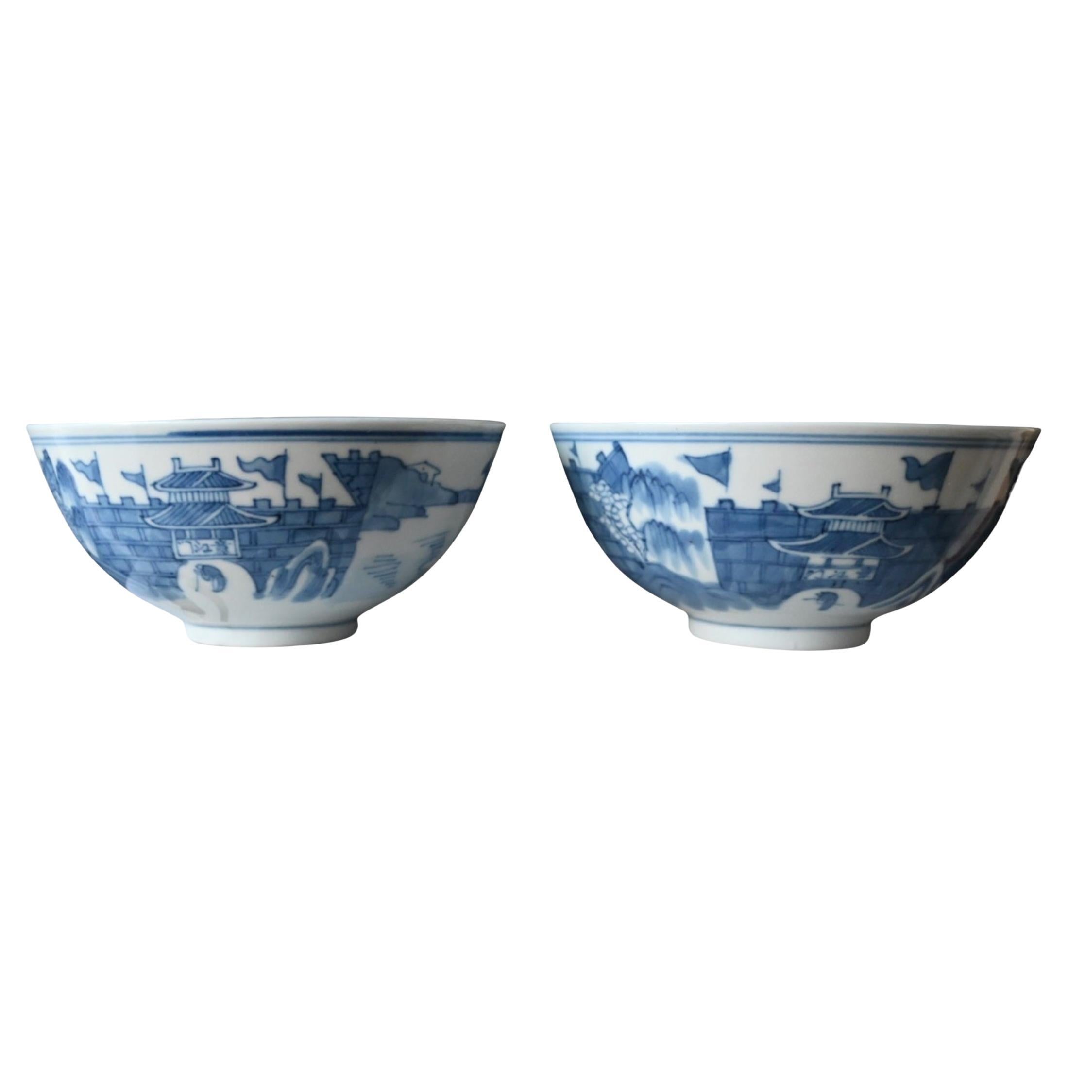 Antica coppia di ciotole cinesi in porcellana blu/bianca marcate Kangxi, XVIII secolo