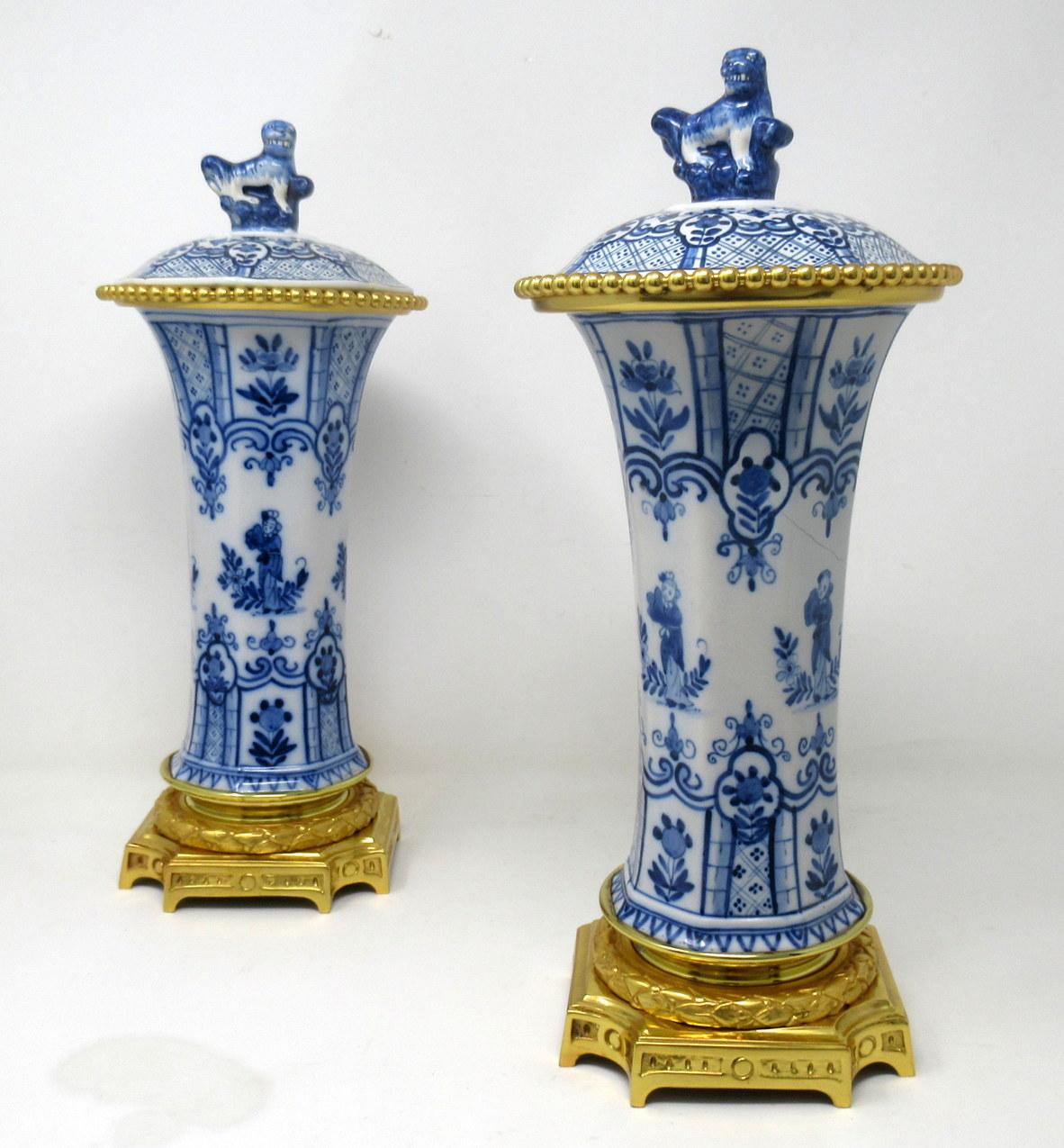 An exceptionally fine example of a pair of Chinese Export blue and white lidded urns of waisted form with octagonal outline and good size proportions. Third quarter of the nineteenth century.

Each Vase hand painted with elaborate scenes of