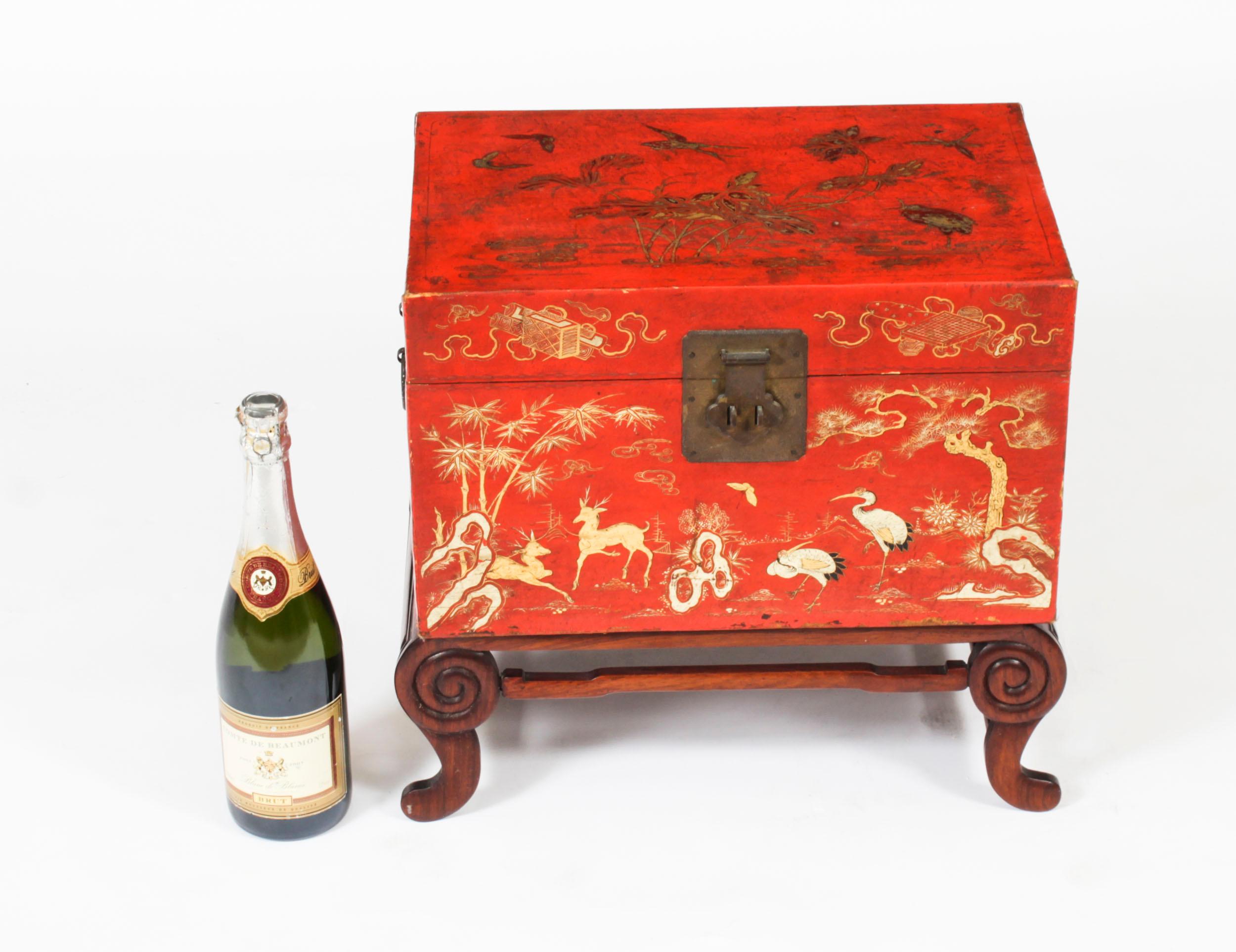 Antique Pair Chineses Red Lacquered Leather Chinoiserie Trunks 19th Century For Sale 15