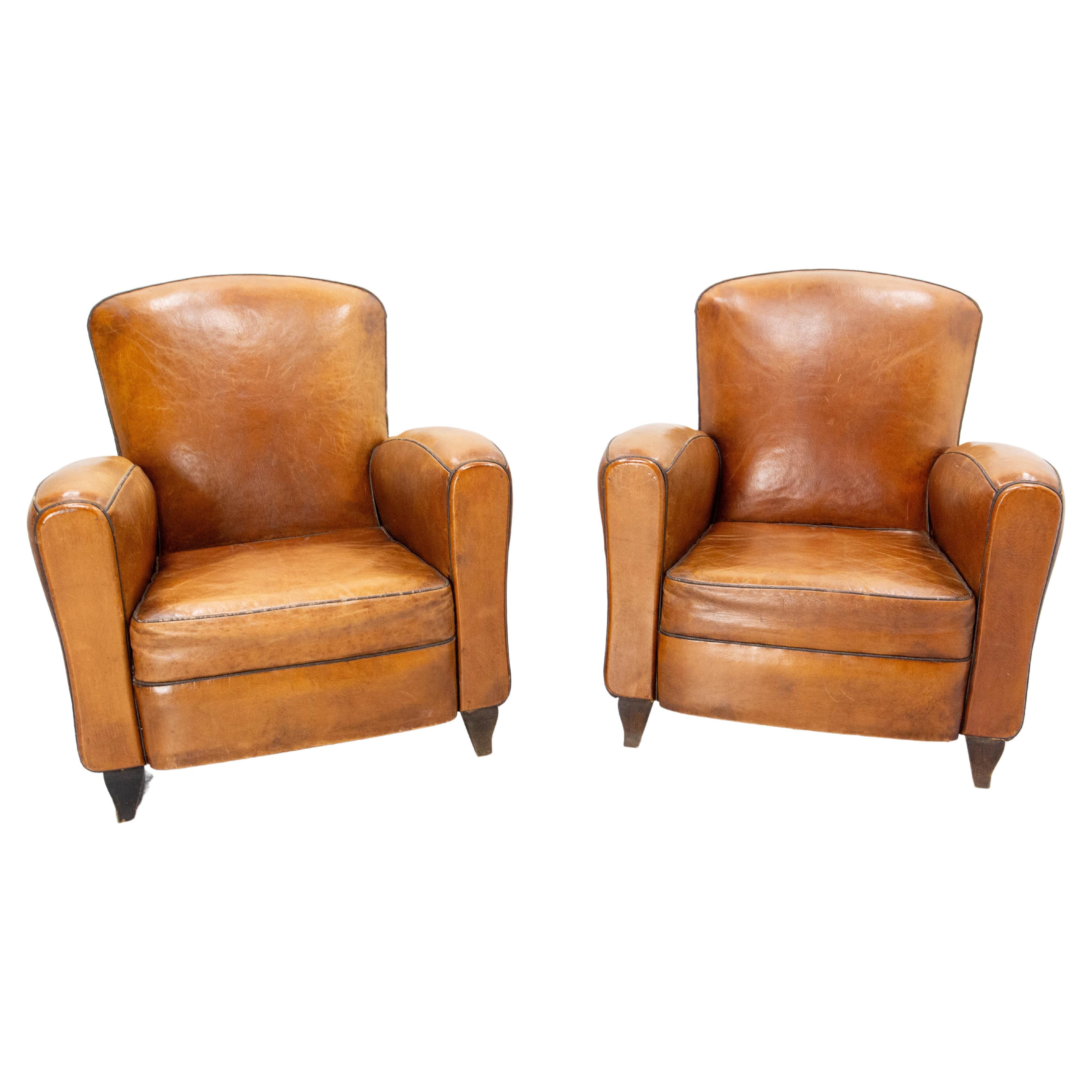Pair of fauteuil club armchair French 
Antique, circa 1940
Sound and solid, these armchairs do not need any renovation. Since their purchase, they have been used in a second family home on the Basque coast. This explains why they were little used