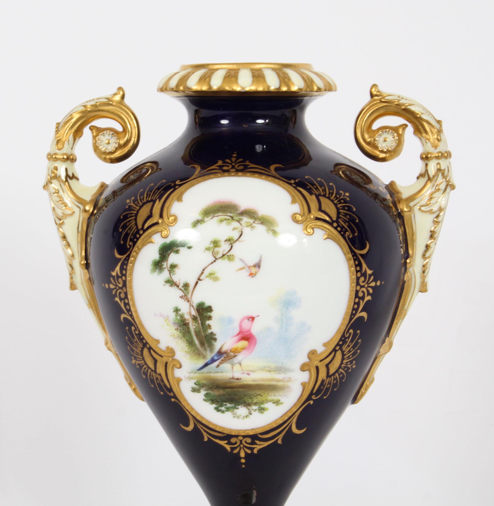 Autre Paire de vases Coalport bleu cobalt par A Perry 19ème siècle en vente