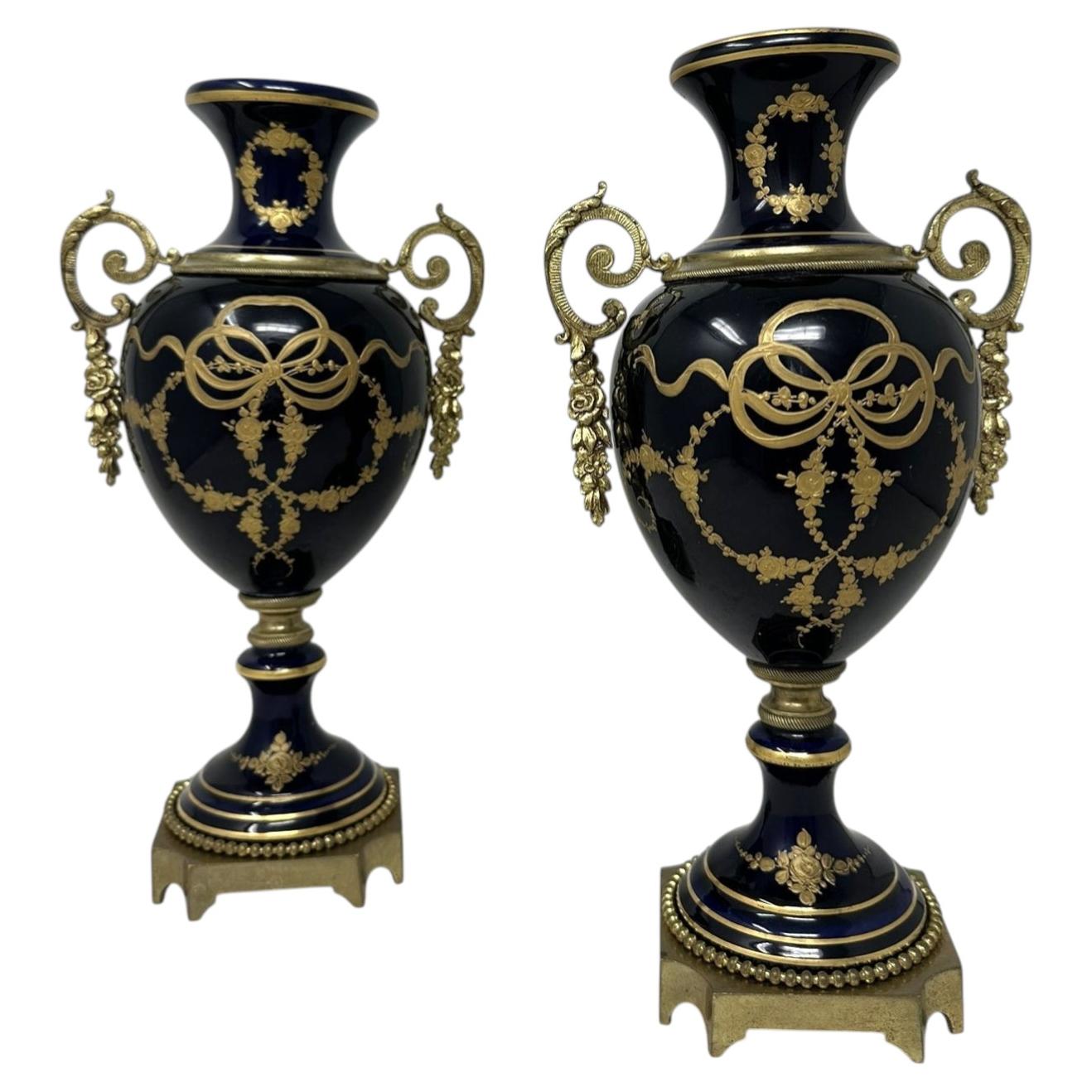 What is the difference between porcelain and ceramic vases?