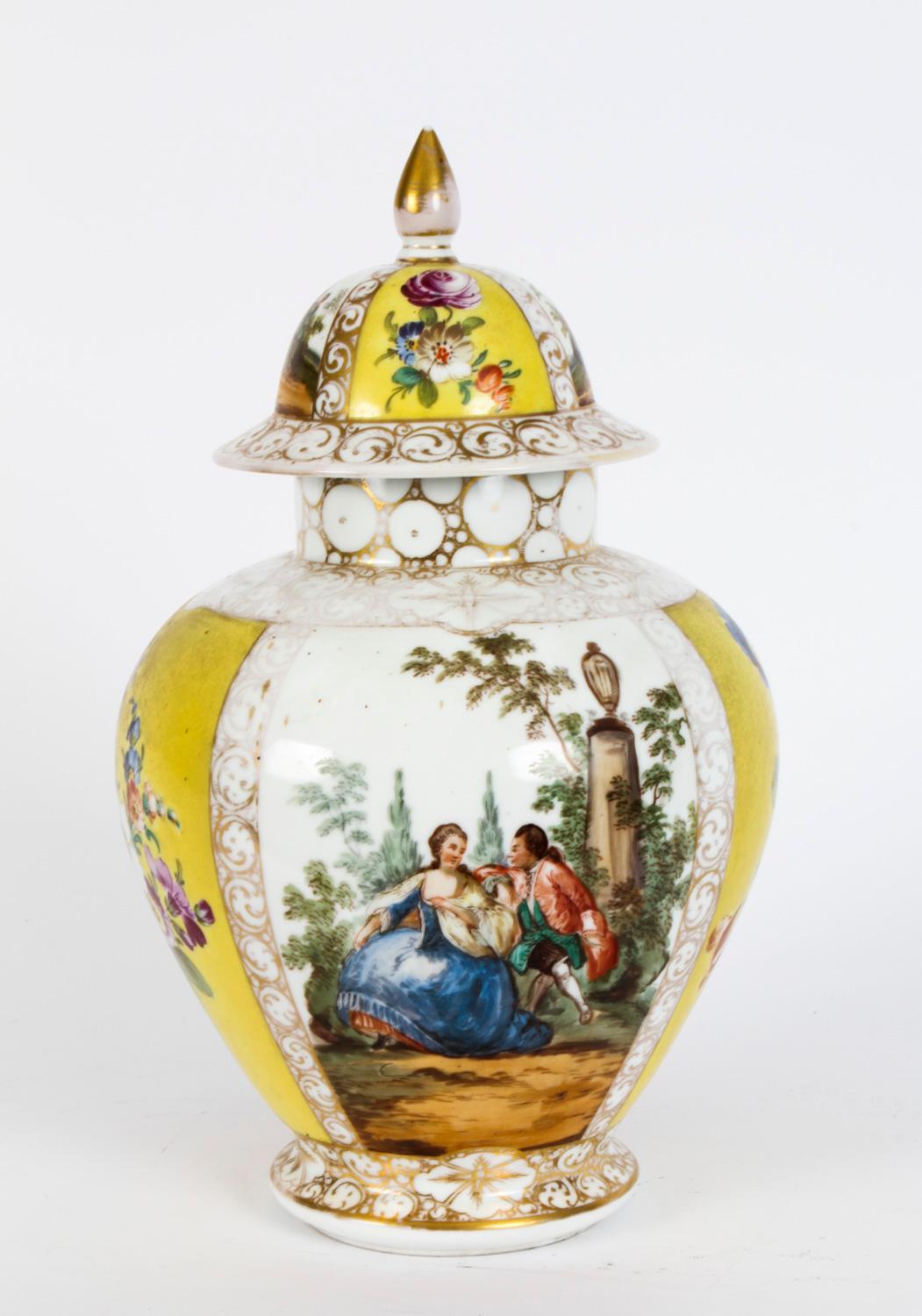 Ancienne paire de vases et couvercles à couvercle en porcelaine de Dresde du début du 20ème siècle en vente 6