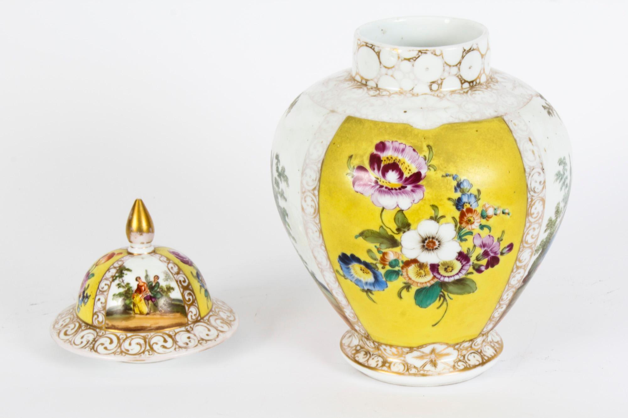 Ancienne paire de vases et couvercles à couvercle en porcelaine de Dresde du début du 20ème siècle en vente 13
