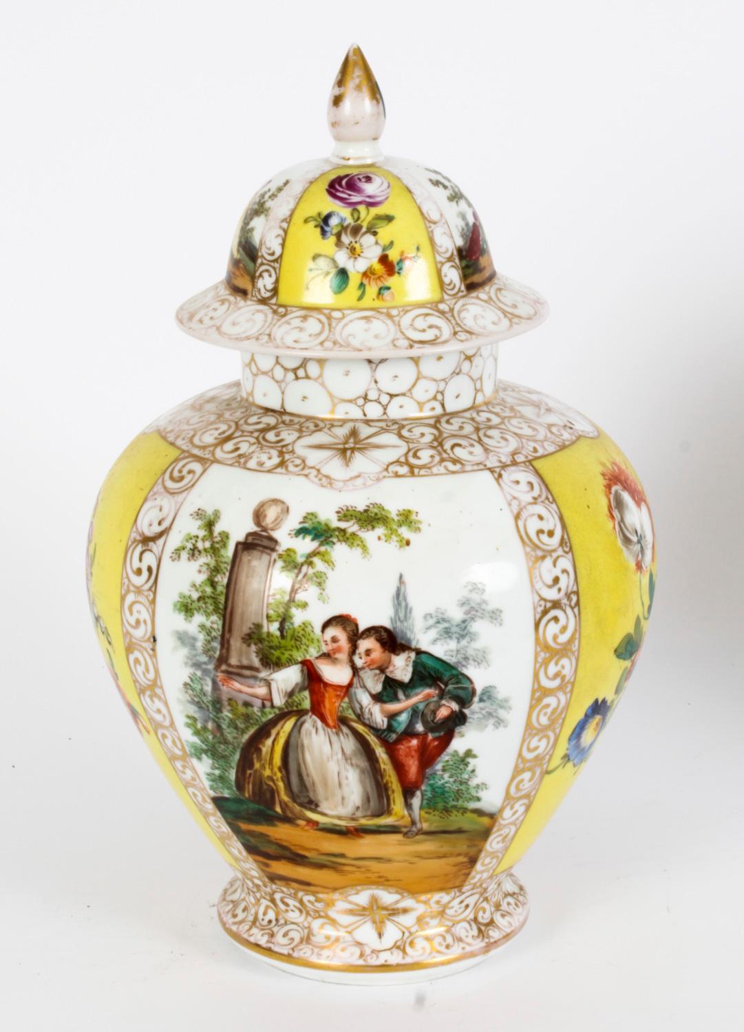 Il s'agit d'une belle paire de vases à couvercle et de couvercles de Dresde, datant d'environ 1900.
 
Superbement peint avec des panneaux de scènes figuratives de couples en train de se courtiser et de fleurs sur un fond jaune et doré, avec des