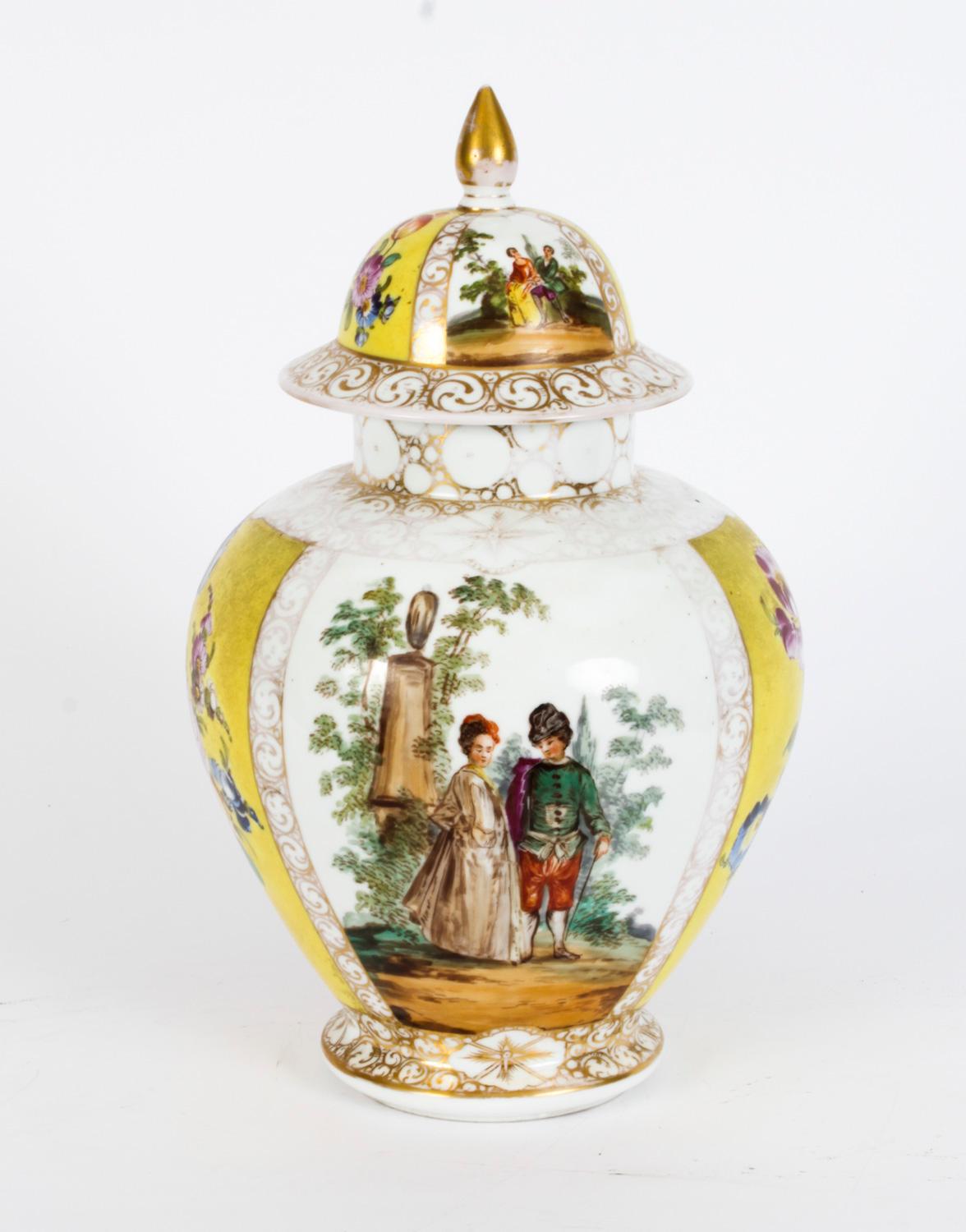 Allemand Ancienne paire de vases et couvercles à couvercle en porcelaine de Dresde du début du 20ème siècle en vente