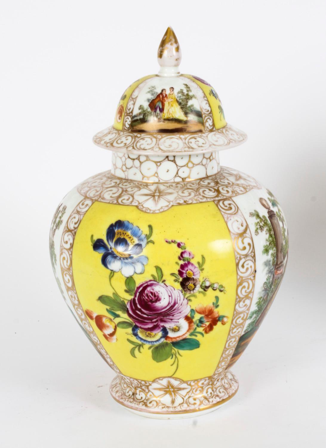 Ancienne paire de vases et couvercles à couvercle en porcelaine de Dresde du début du 20ème siècle Bon état - En vente à London, GB