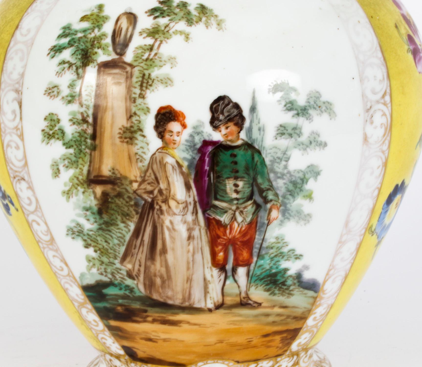 Antikes Paar Dresdener Porzellanvasen mit Deckeln und Deckeln aus dem frühen 20. Jahrhundert (Deutsch) im Angebot