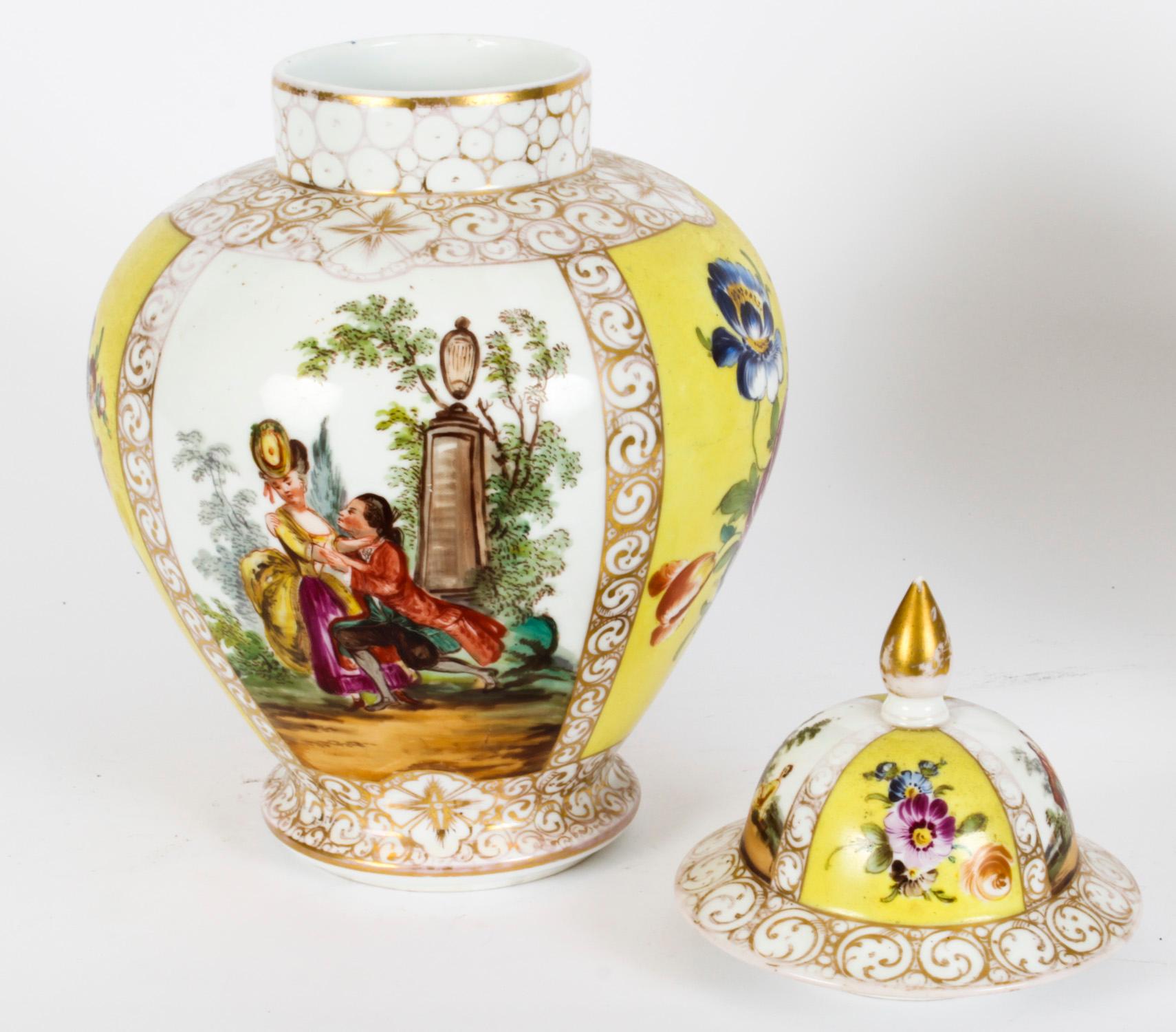 Porcelaine Ancienne paire de vases et couvercles à couvercle en porcelaine de Dresde du début du 20ème siècle en vente