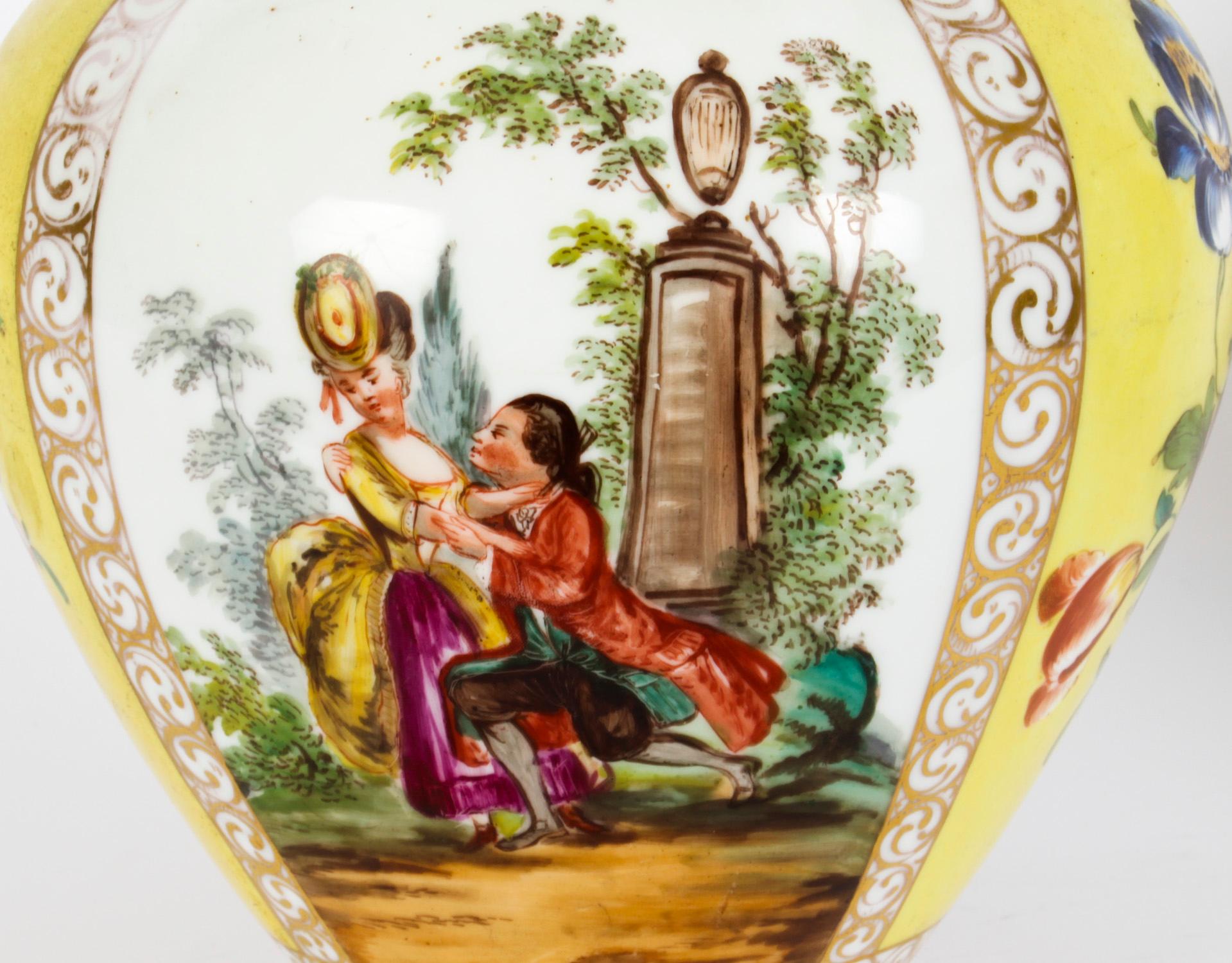 Antikes Paar Dresdener Porzellanvasen mit Deckeln und Deckeln aus dem frühen 20. Jahrhundert (Frühes 20. Jahrhundert) im Angebot