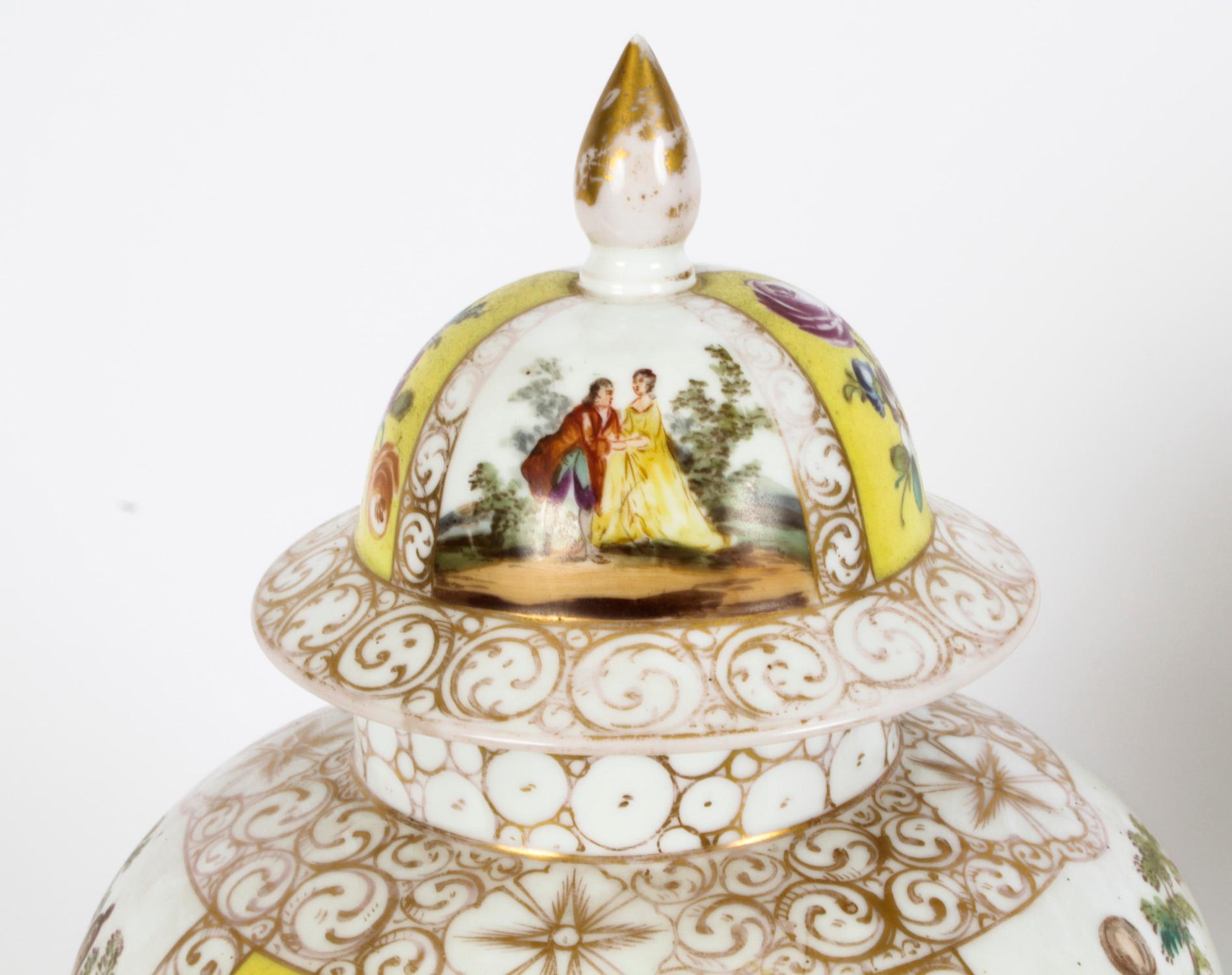 Ancienne paire de vases et couvercles à couvercle en porcelaine de Dresde du début du 20ème siècle en vente 2