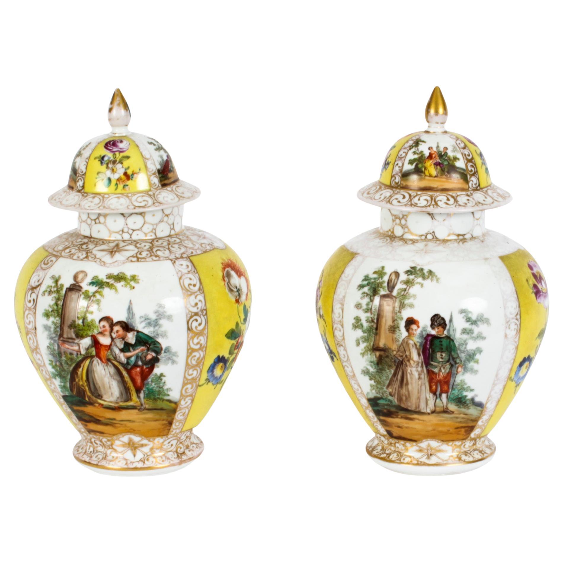 Ancienne paire de vases et couvercles à couvercle en porcelaine de Dresde du début du 20ème siècle en vente