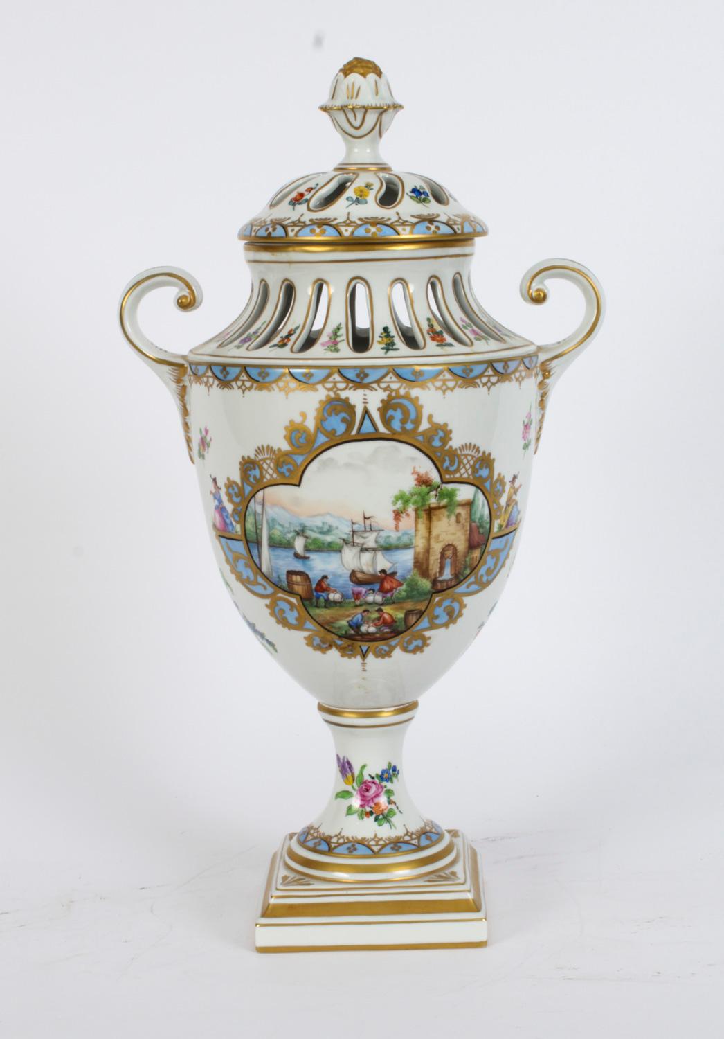 Il s'agit d'une belle paire ancienne d'urnes et de couvercles de pot pourri en porcelaine de Dresde de qualité supérieure, datant d'environ 1920.
 
Chacune est peinte de scènes portuaires sur un fond à motifs et porte des marques AR en bleu sous