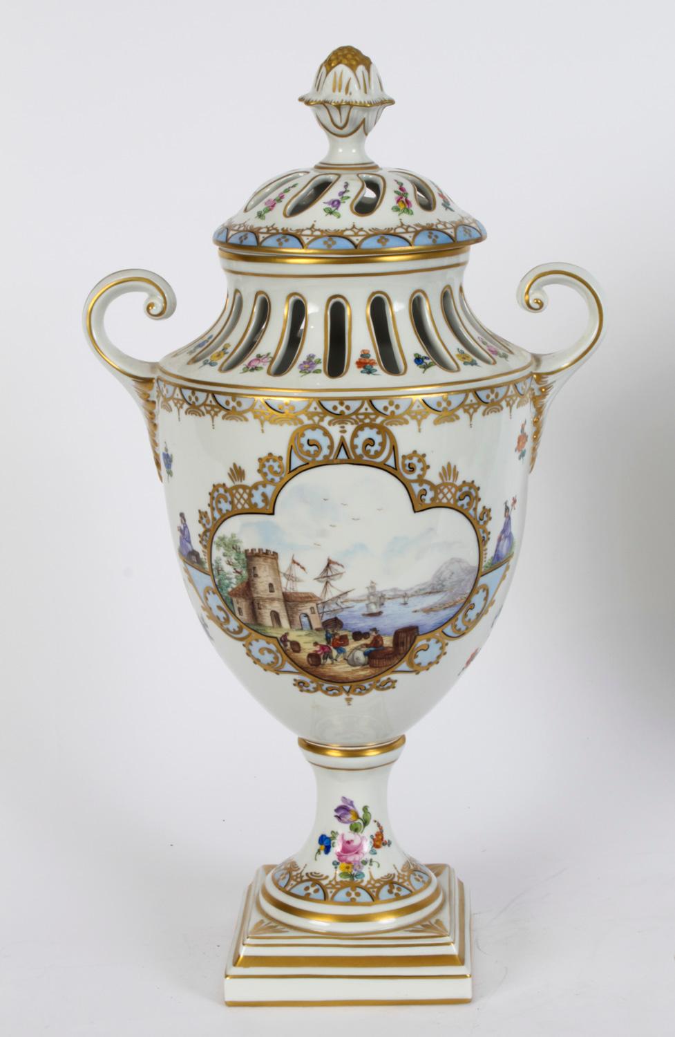 Début du 20ème siècle Ancienne paire de vases à couvercle Pourri en porcelaine de Dresde avec couvercle, 20ème siècle en vente