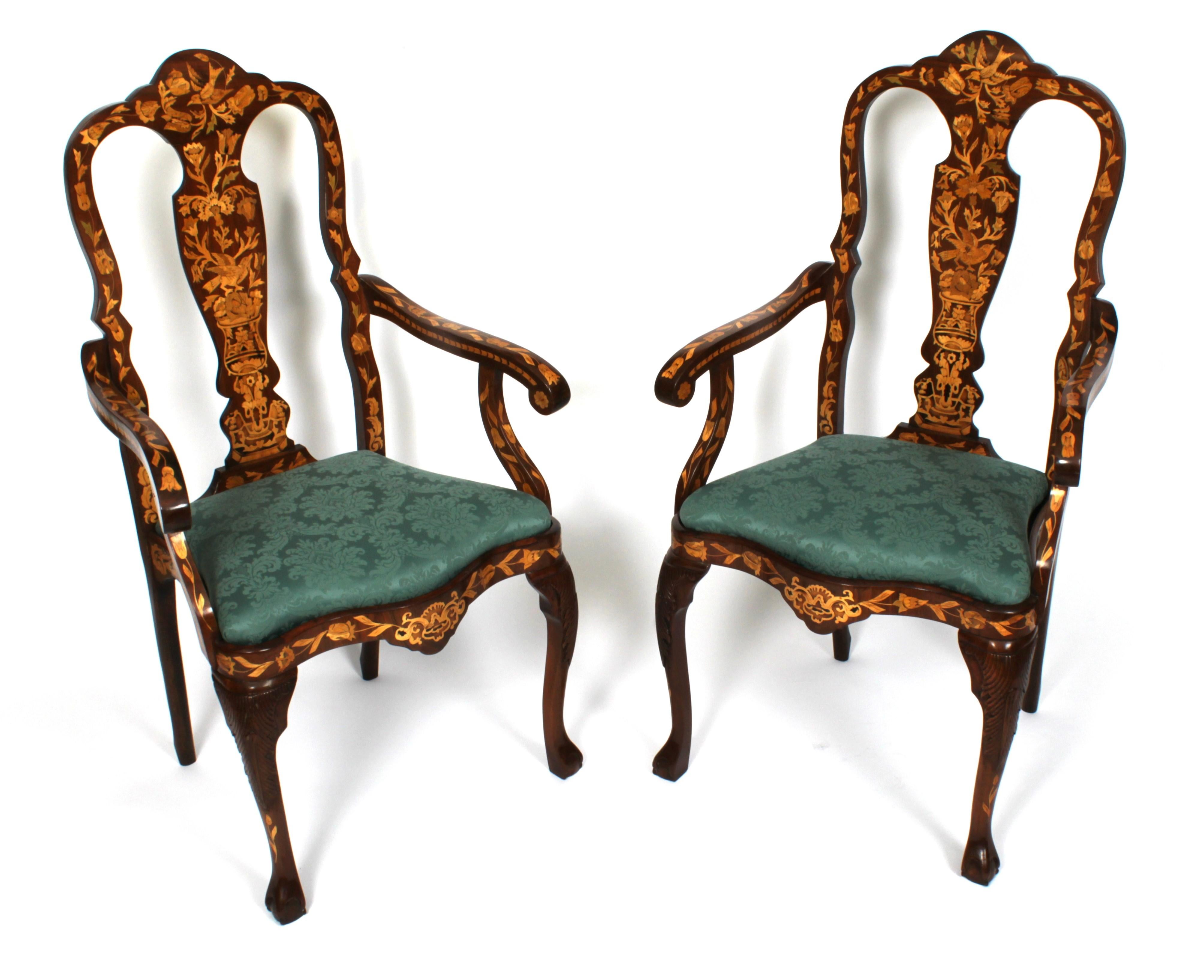Il s'agit d'une magnifique et rare paire de fauteuils hollandais à haut dossier en noyer et marqueterie florale, datant d'environ 1780.

Les chaises ont été habilement travaillées en noyer et portent une abondante décoration florale incrustée. Elles