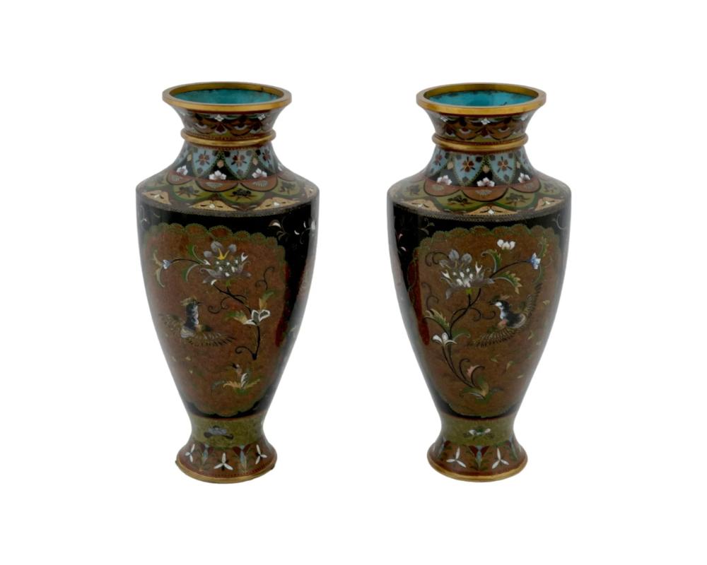 Antica coppia di vasi da giardino e uccelli in smalto cloisonne giapponese dei primi anni Meiji attribuiti a Honda
L'esterno dei manufatti è ornato da medaglioni in smalto policromo che rappresentano uccelli in fiore circondati da ornamenti floreali