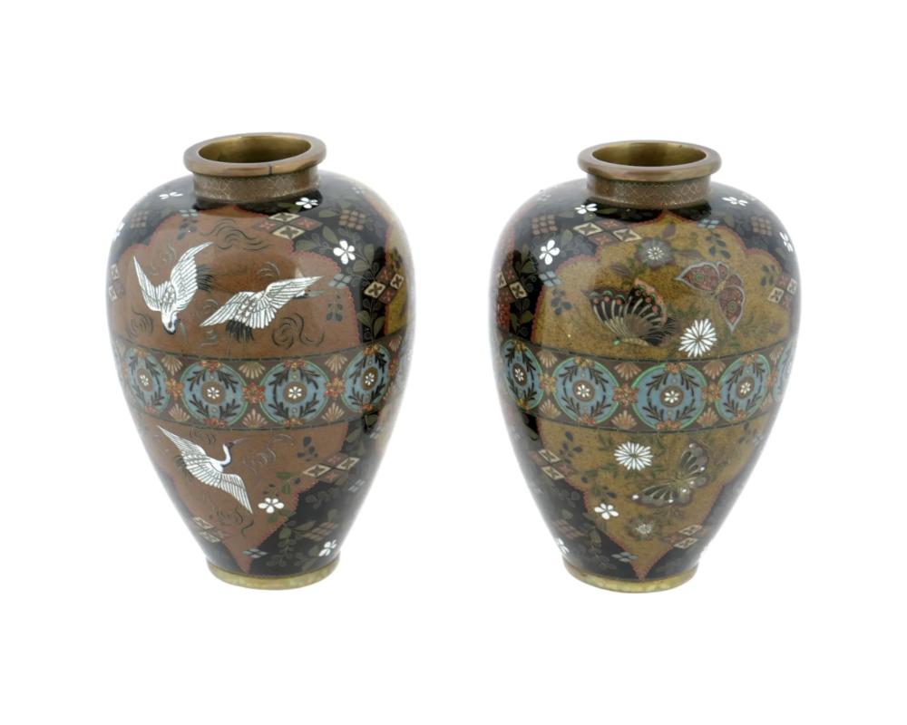 Japonais Paire de vases anciens du début de l'ère Meiji en émail cloisonné Dragon Crane Papillon en vente