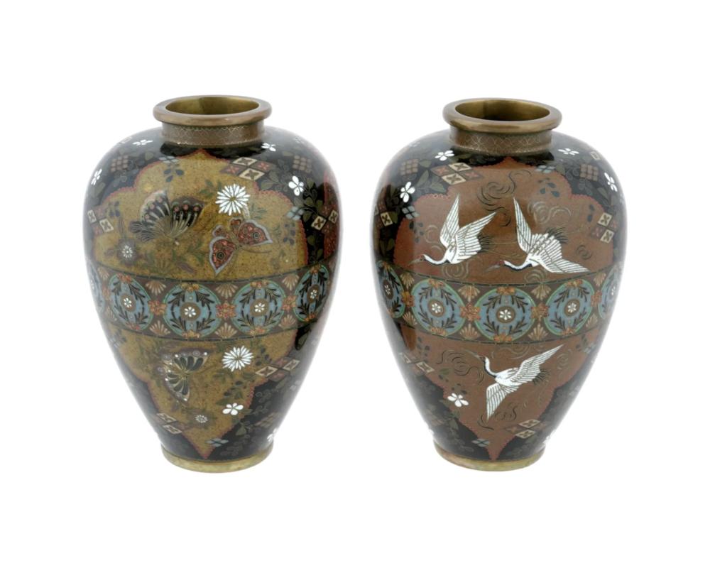 Cloisonné Paire de vases anciens du début de l'ère Meiji en émail cloisonné Dragon Crane Papillon en vente