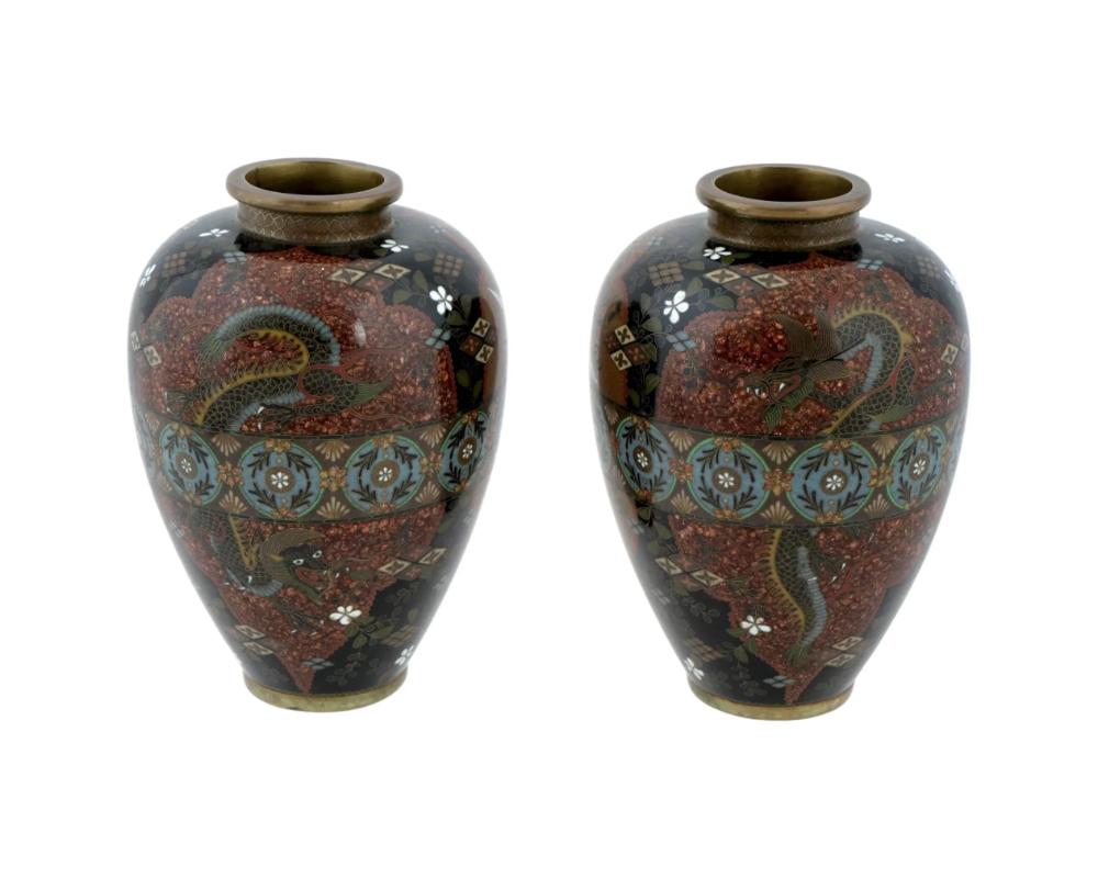 Paire de vases anciens du début de l'ère Meiji en émail cloisonné Dragon Crane Papillon Bon état - En vente à Queens, NY