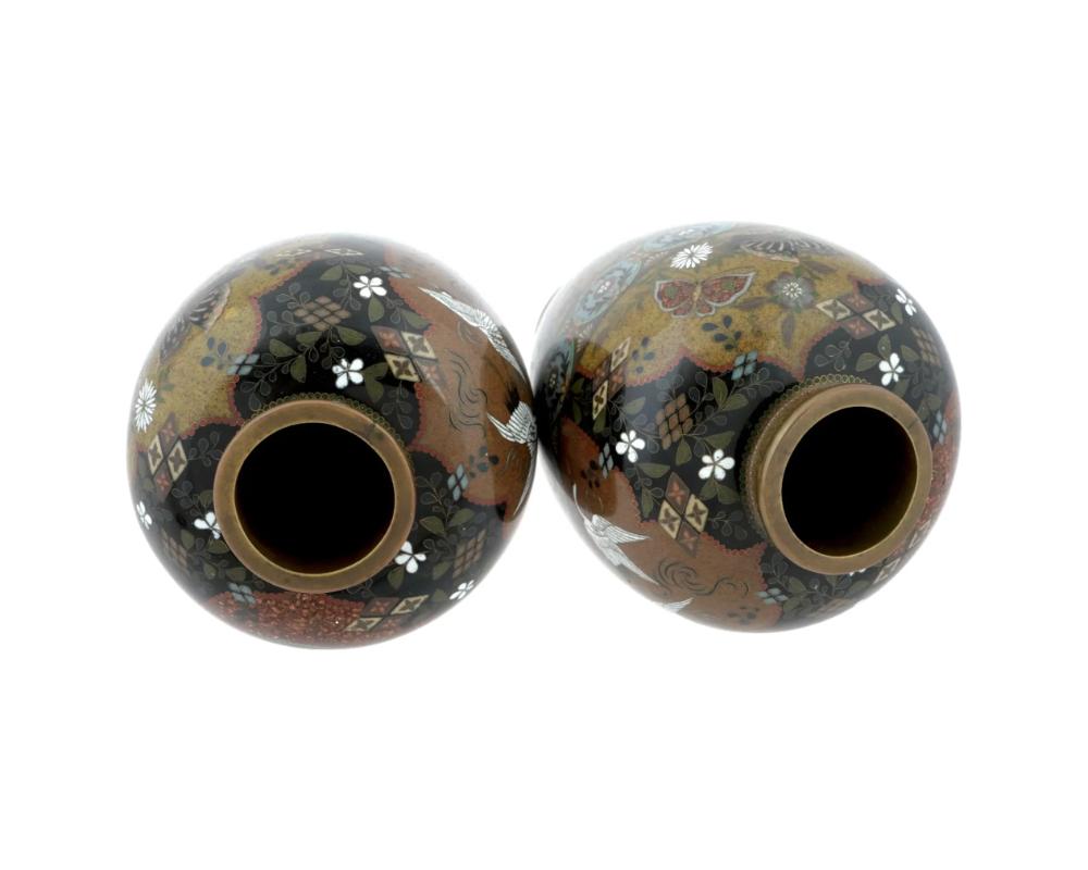 XIXe siècle Paire de vases anciens du début de l'ère Meiji en émail cloisonné Dragon Crane Papillon en vente