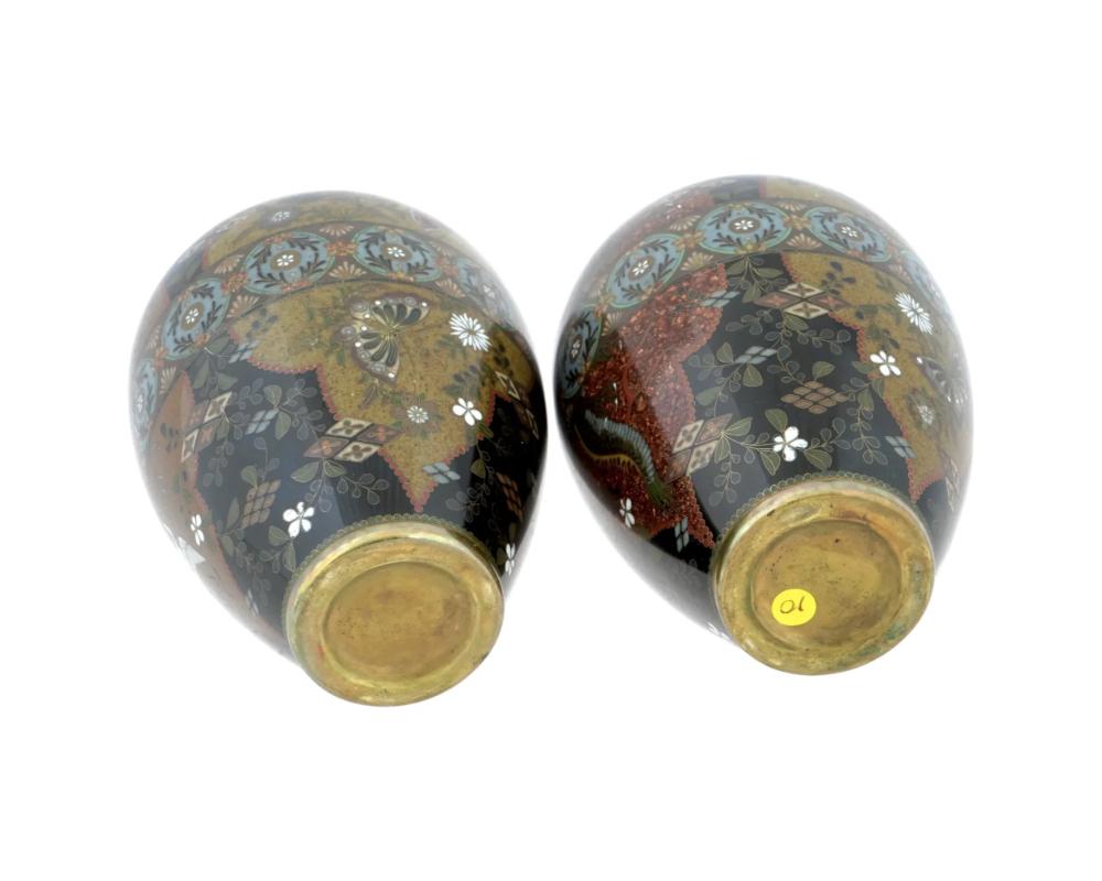 Cuivre Paire de vases anciens du début de l'ère Meiji en émail cloisonné Dragon Crane Papillon en vente