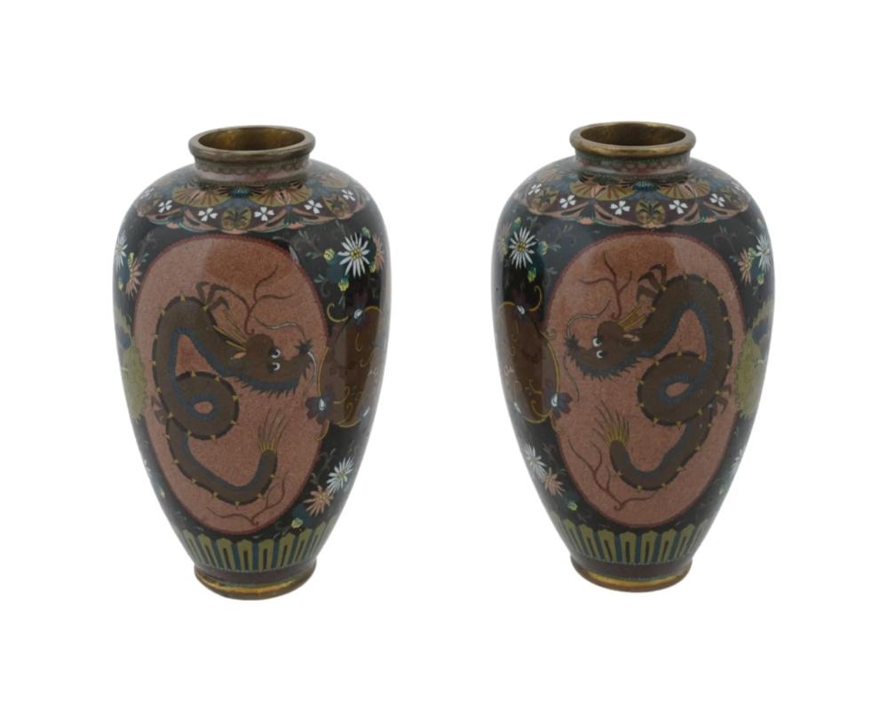 Coppia di vasi antichi in smalto cloisonne giapponese dei primi Meiji con drago e gru attribuiti a Honda

L'esterno dei manufatti è ornato da medaglioni in smalto policromo che rappresentano draghi, uccelli Phoenix e farfalle circondati da ornamenti