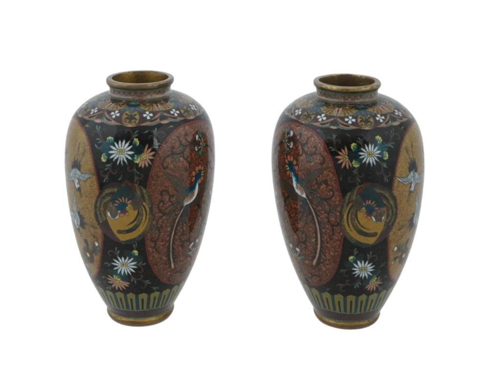 Giapponese Coppia di vasi antichi in smalto cloisonne giapponese dei primi anni Meiji con drago e gru attribuiti in vendita