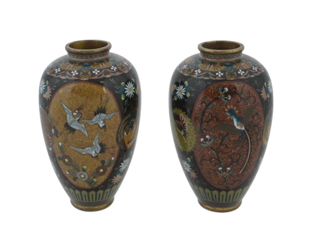 Cloisonné Coppia di vasi antichi in smalto cloisonne giapponese dei primi anni Meiji con drago e gru attribuiti in vendita