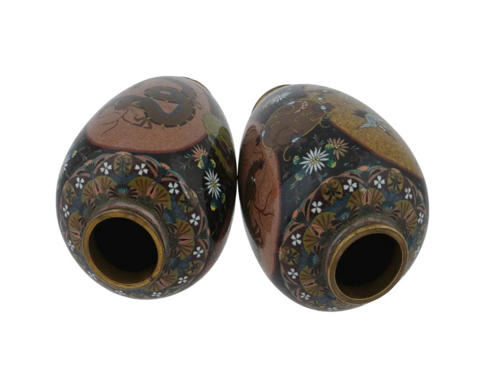 XIX secolo Coppia di vasi antichi in smalto cloisonne giapponese dei primi anni Meiji con drago e gru attribuiti in vendita