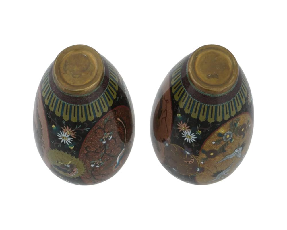Smalto Coppia di vasi antichi in smalto cloisonne giapponese dei primi anni Meiji con drago e gru attribuiti in vendita