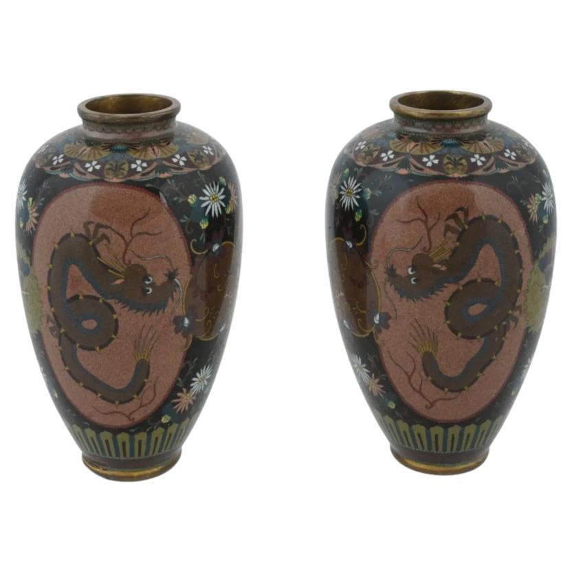 Antike Paar frühen Meiji japanischen Cloisonne-Emaille-Drachen-Kranich-Vasen zugeschrieben