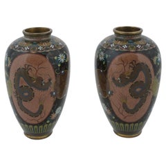 Coppia di vasi antichi in smalto cloisonne giapponese dei primi anni Meiji con drago e gru attribuiti