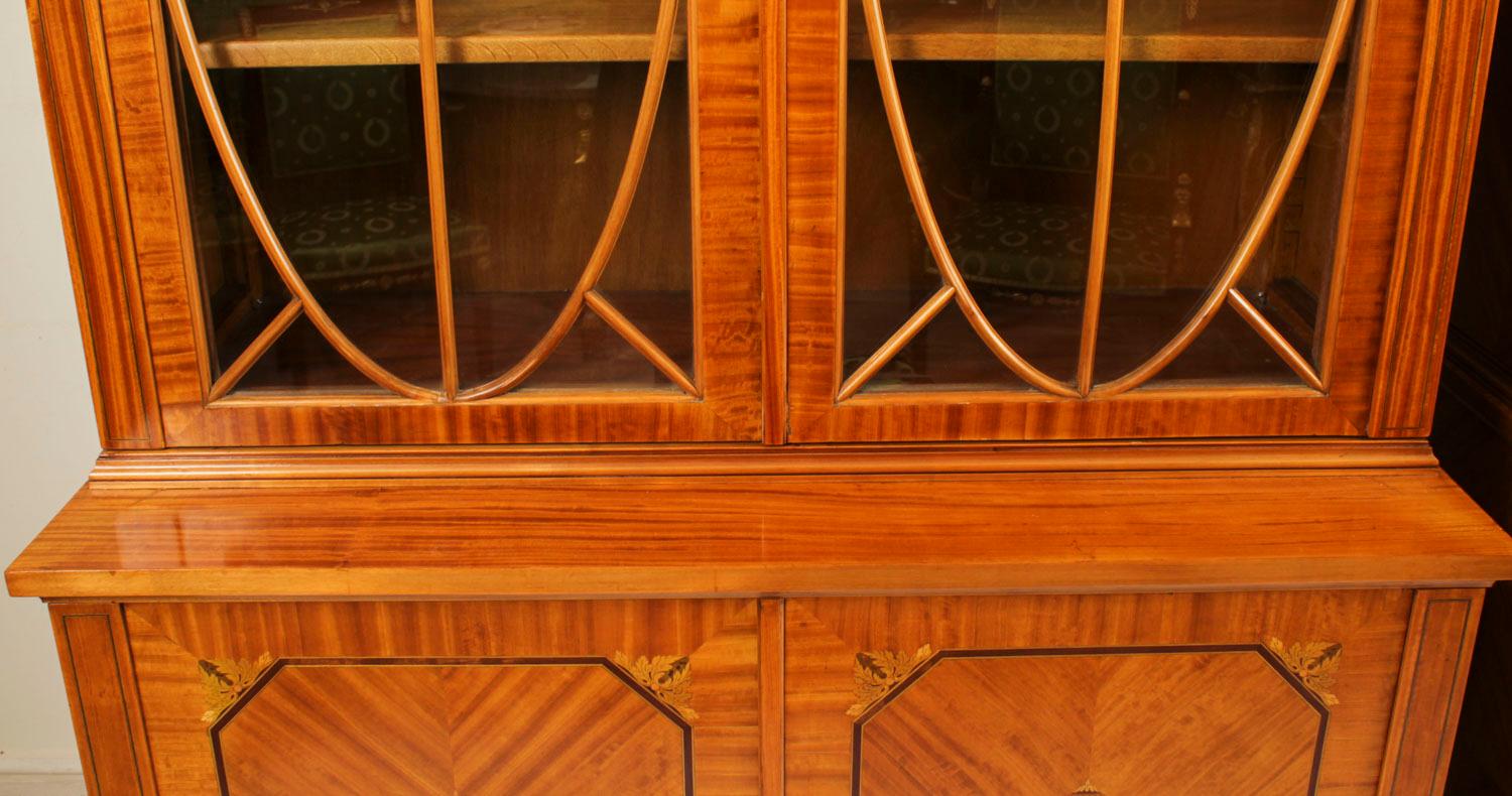 Paire de bibliothèques édouardiennes en bois de satin marqueté par Maple & Co début du 20e siècle en vente 3