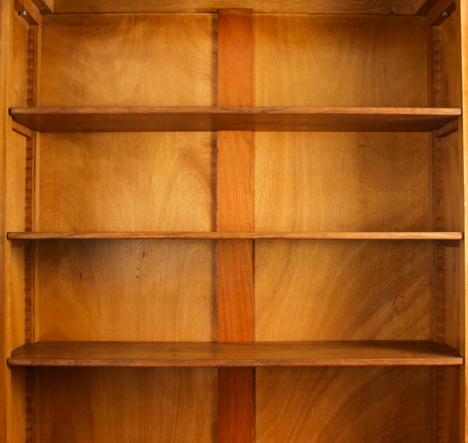 Paire de bibliothèques édouardiennes en bois de satin marqueté par Maple & Co début du 20e siècle en vente 8