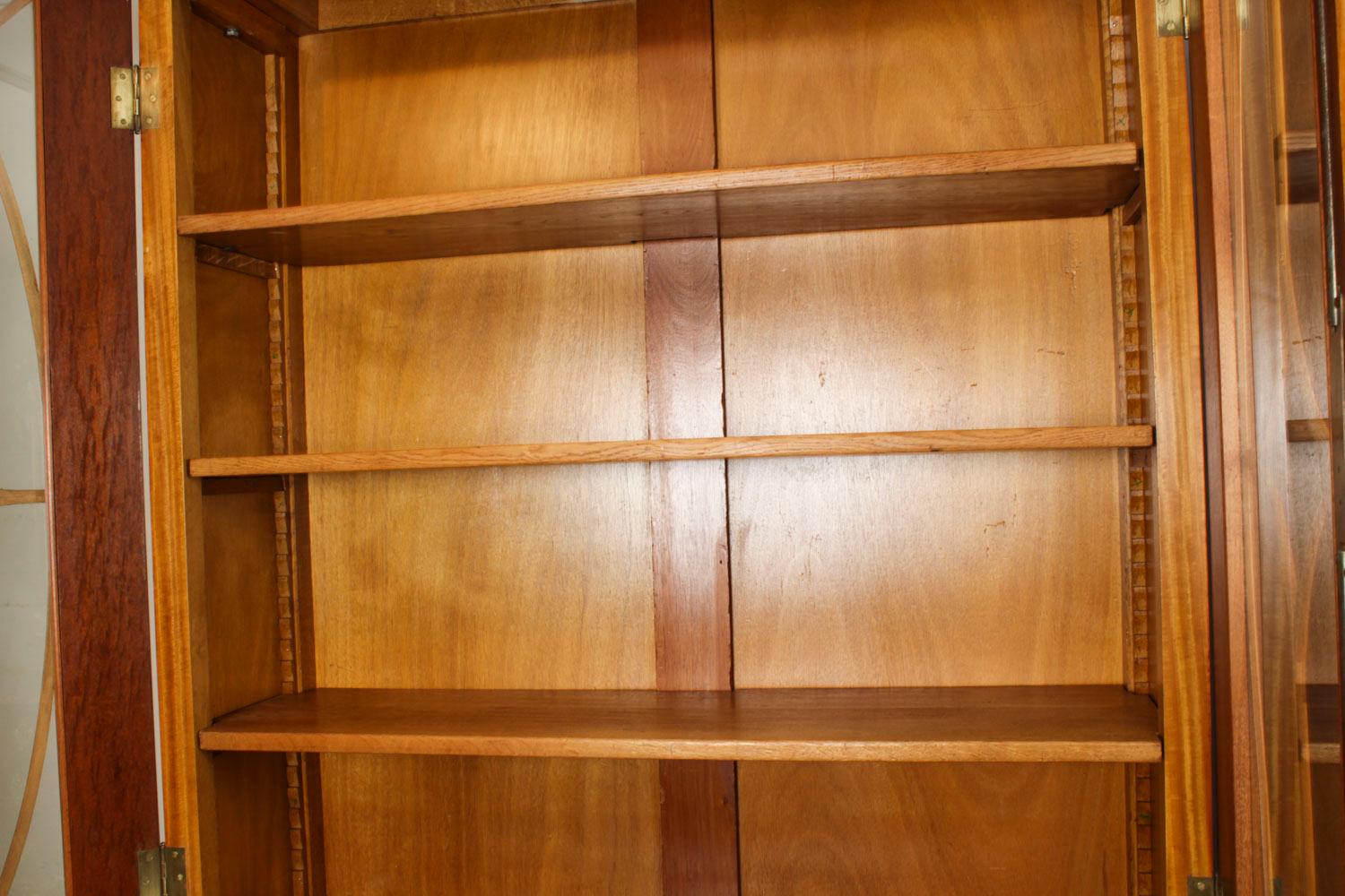 Paire de bibliothèques édouardiennes en bois de satin marqueté par Maple & Co début du 20e siècle en vente 9