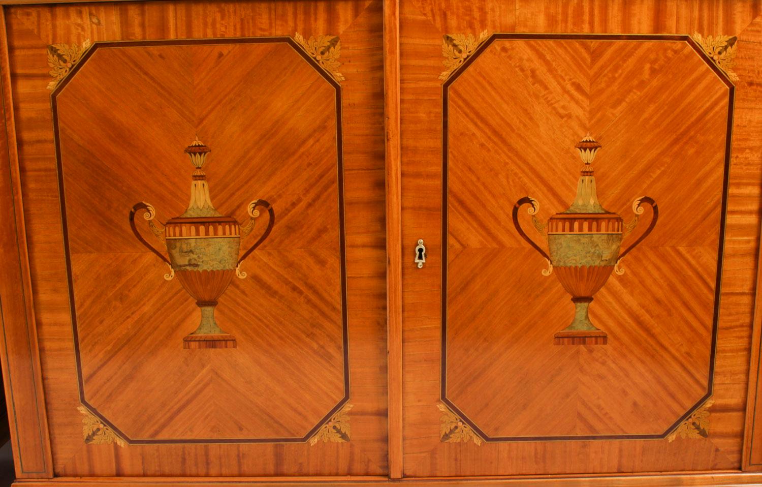 Édouardien Paire de bibliothèques édouardiennes en bois de satin marqueté par Maple & Co début du 20e siècle en vente