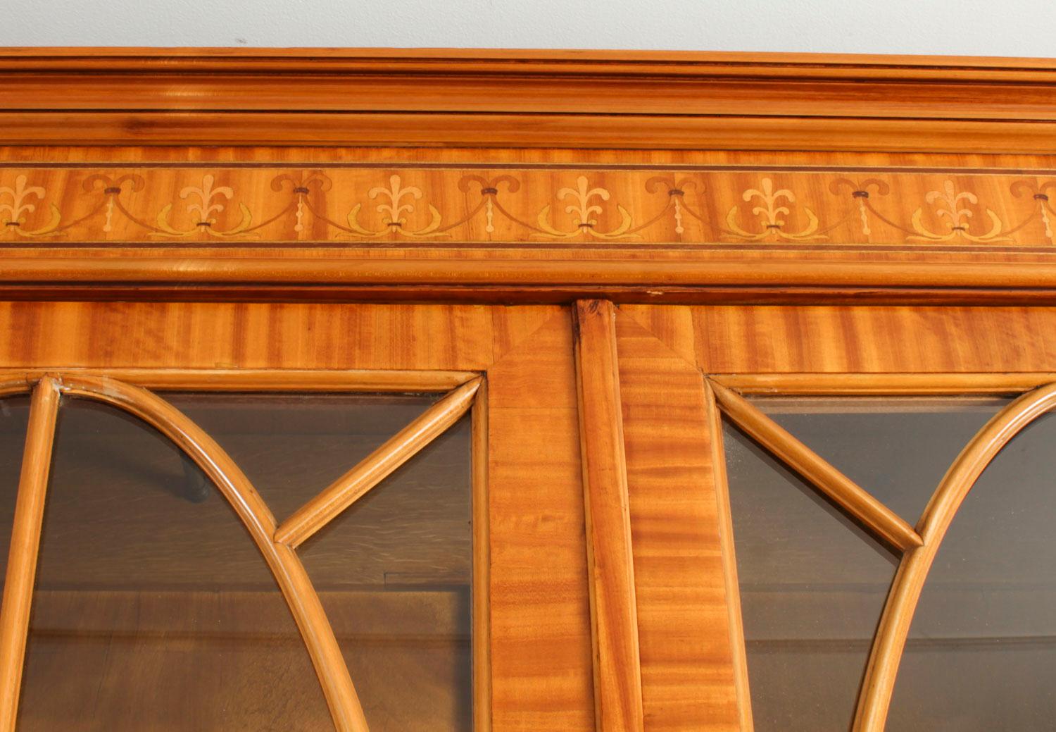 Citronnier Paire de bibliothèques édouardiennes en bois de satin marqueté par Maple & Co début du 20e siècle en vente