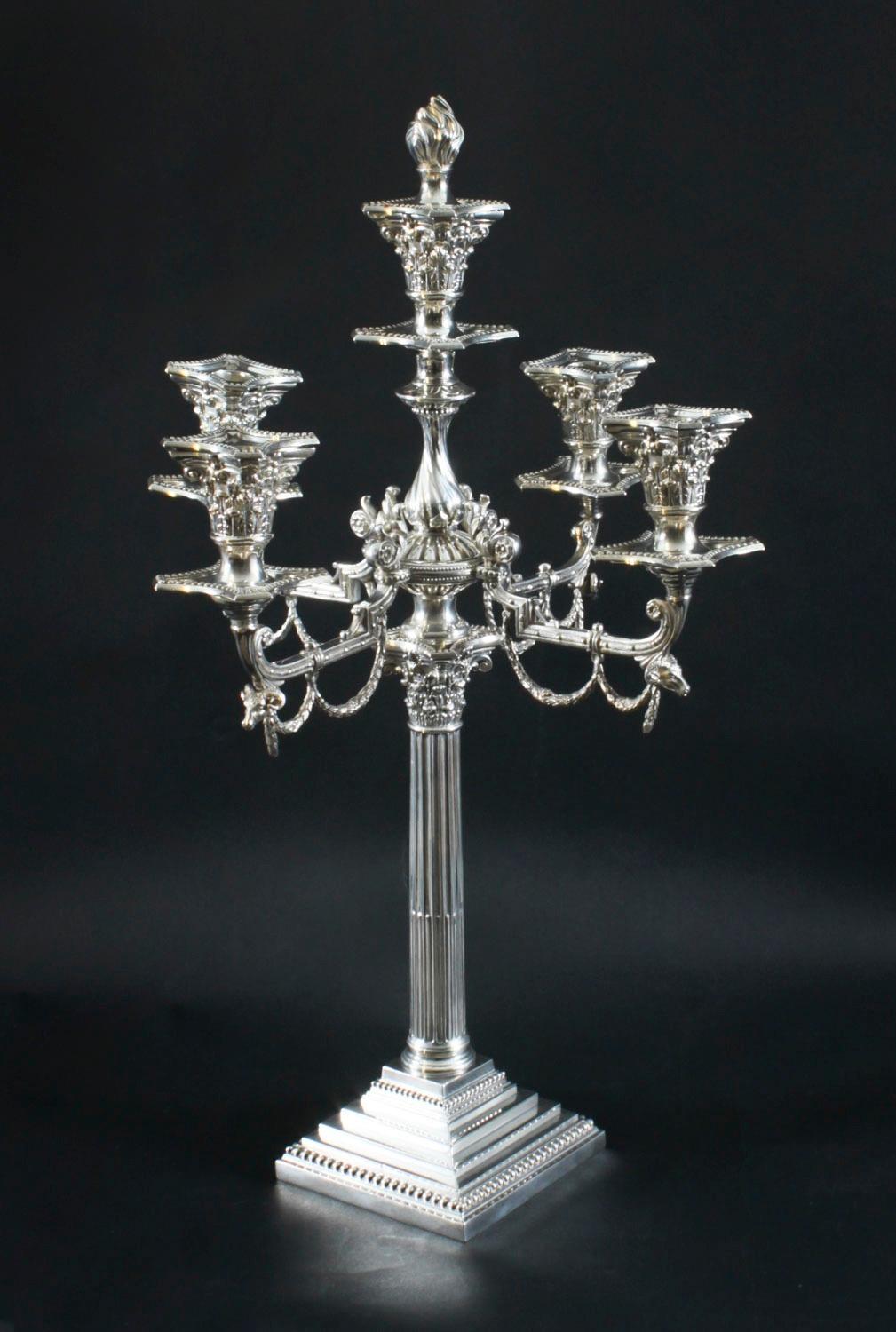 Coppia antica di candelabri edoardiani a 5 luci placcati in argento del XX secolo in vendita 4