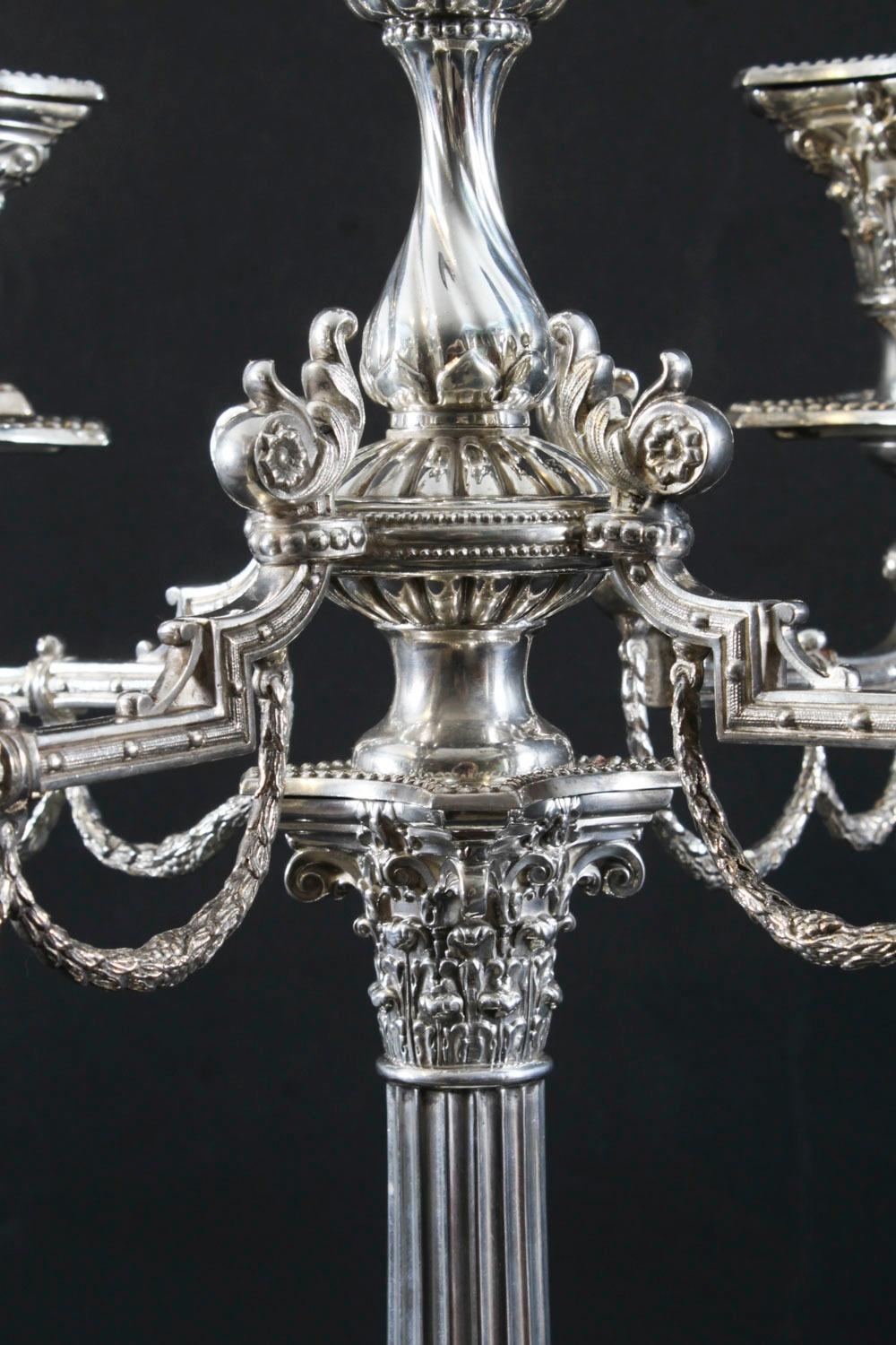 Coppia antica di candelabri edoardiani a 5 luci placcati in argento del XX secolo in vendita 5