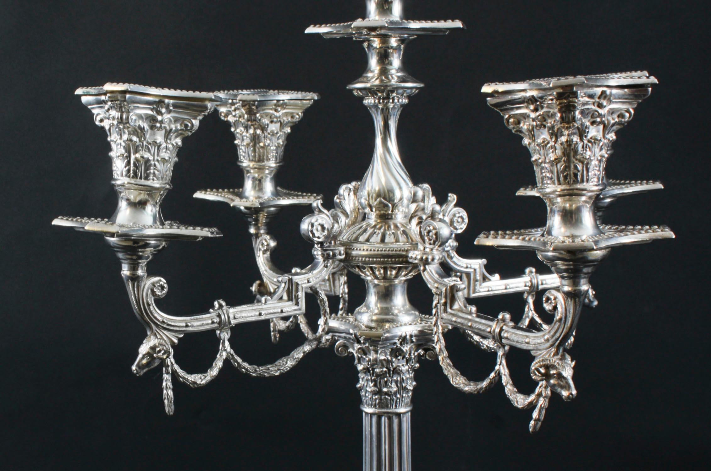 Coppia antica di candelabri edoardiani a 5 luci placcati in argento del XX secolo in vendita 6