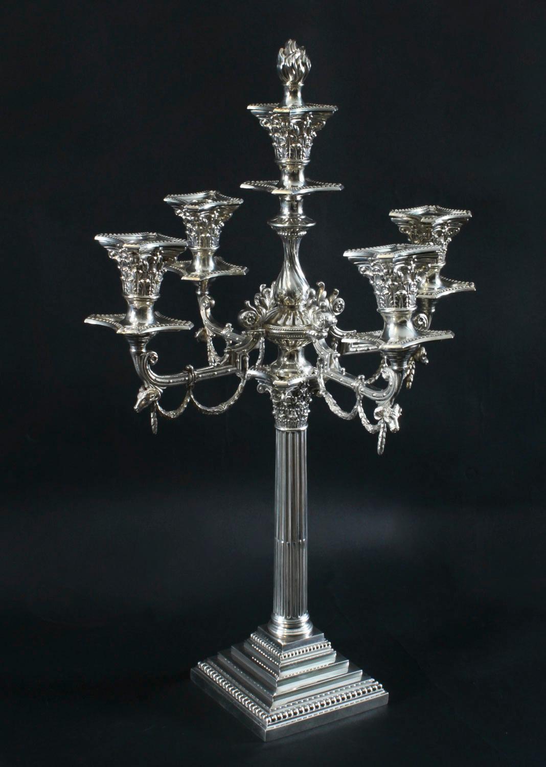 Coppia antica di candelabri edoardiani a 5 luci placcati in argento del XX secolo in vendita 7
