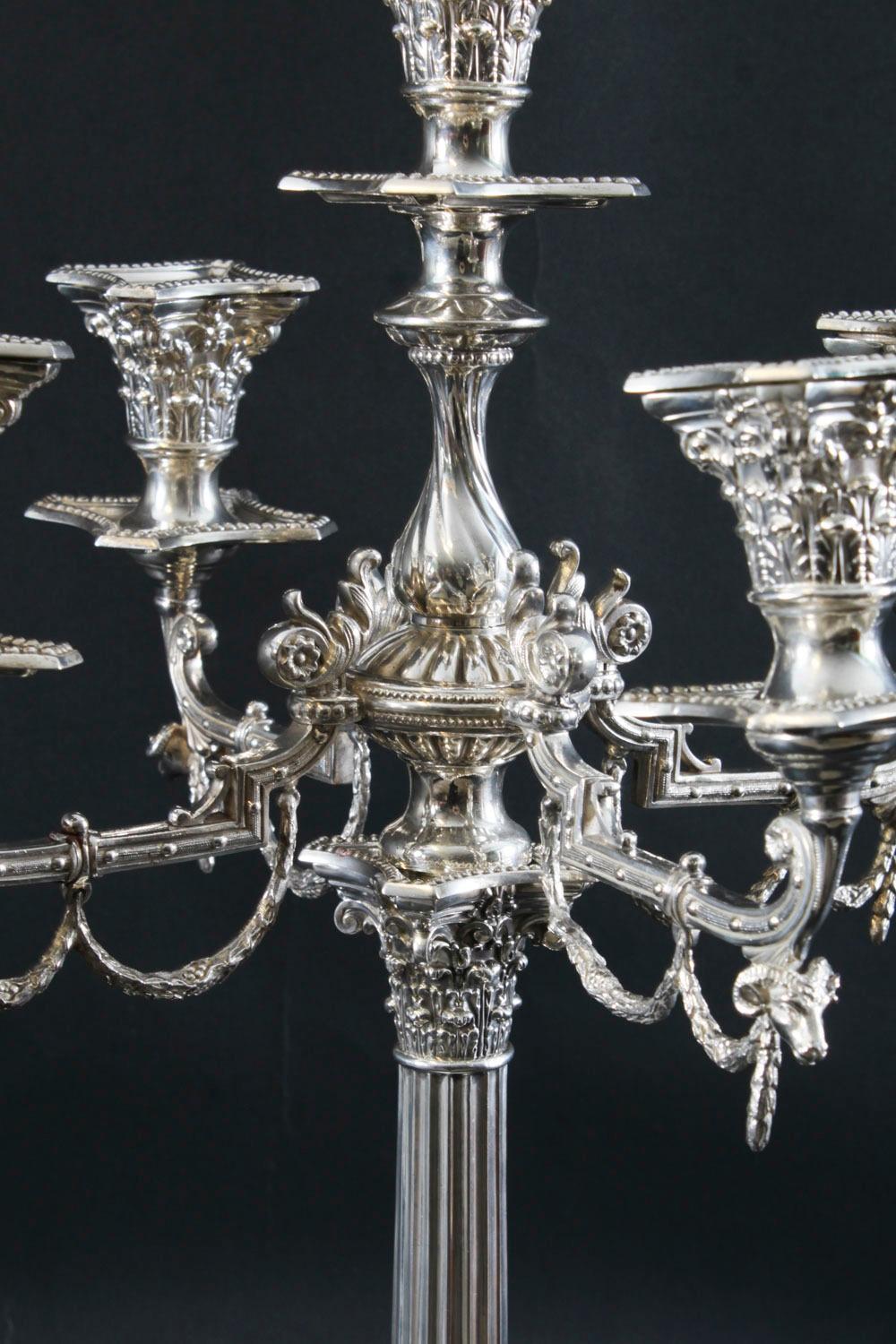 Coppia antica di candelabri edoardiani a 5 luci placcati in argento del XX secolo in vendita 8