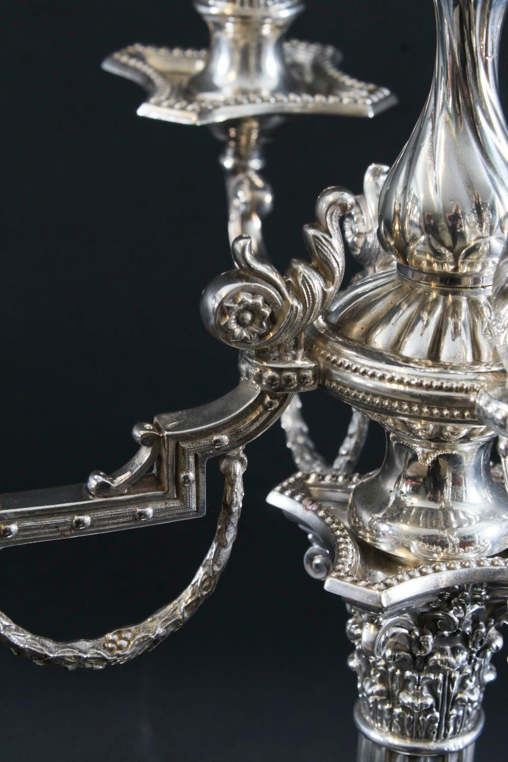 Coppia antica di candelabri edoardiani a 5 luci placcati in argento del XX secolo in vendita 9