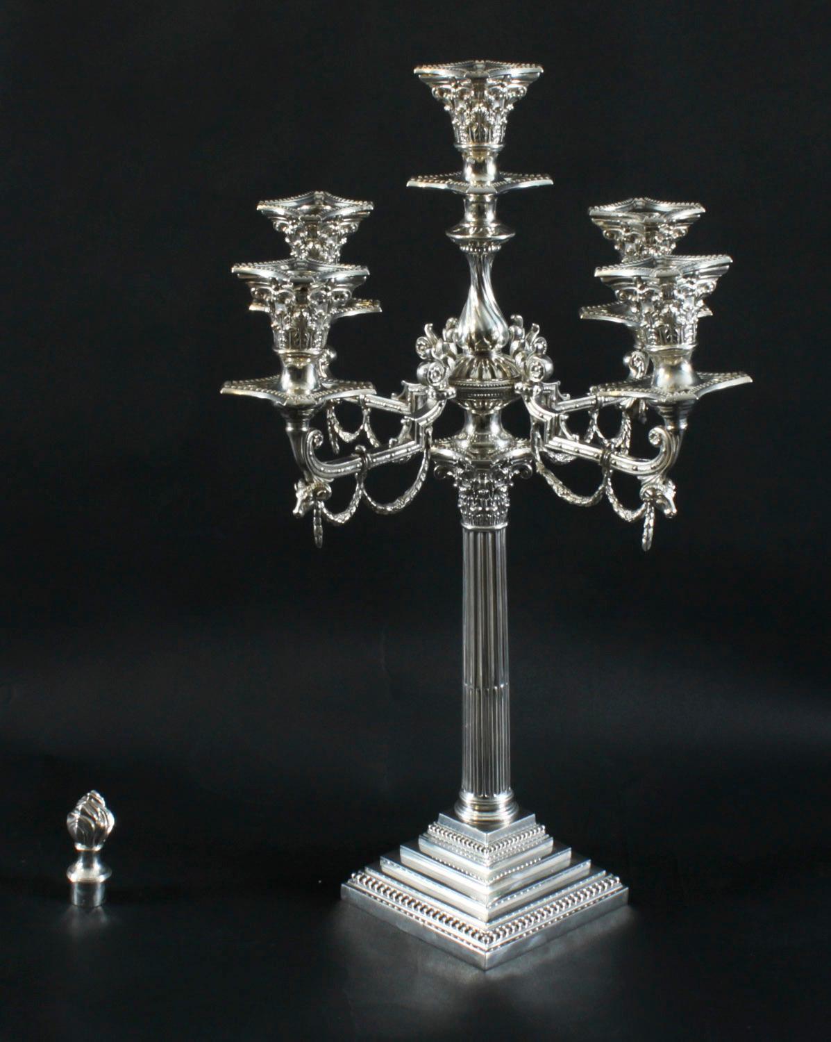 Coppia antica di candelabri edoardiani a 5 luci placcati in argento del XX secolo in vendita 10