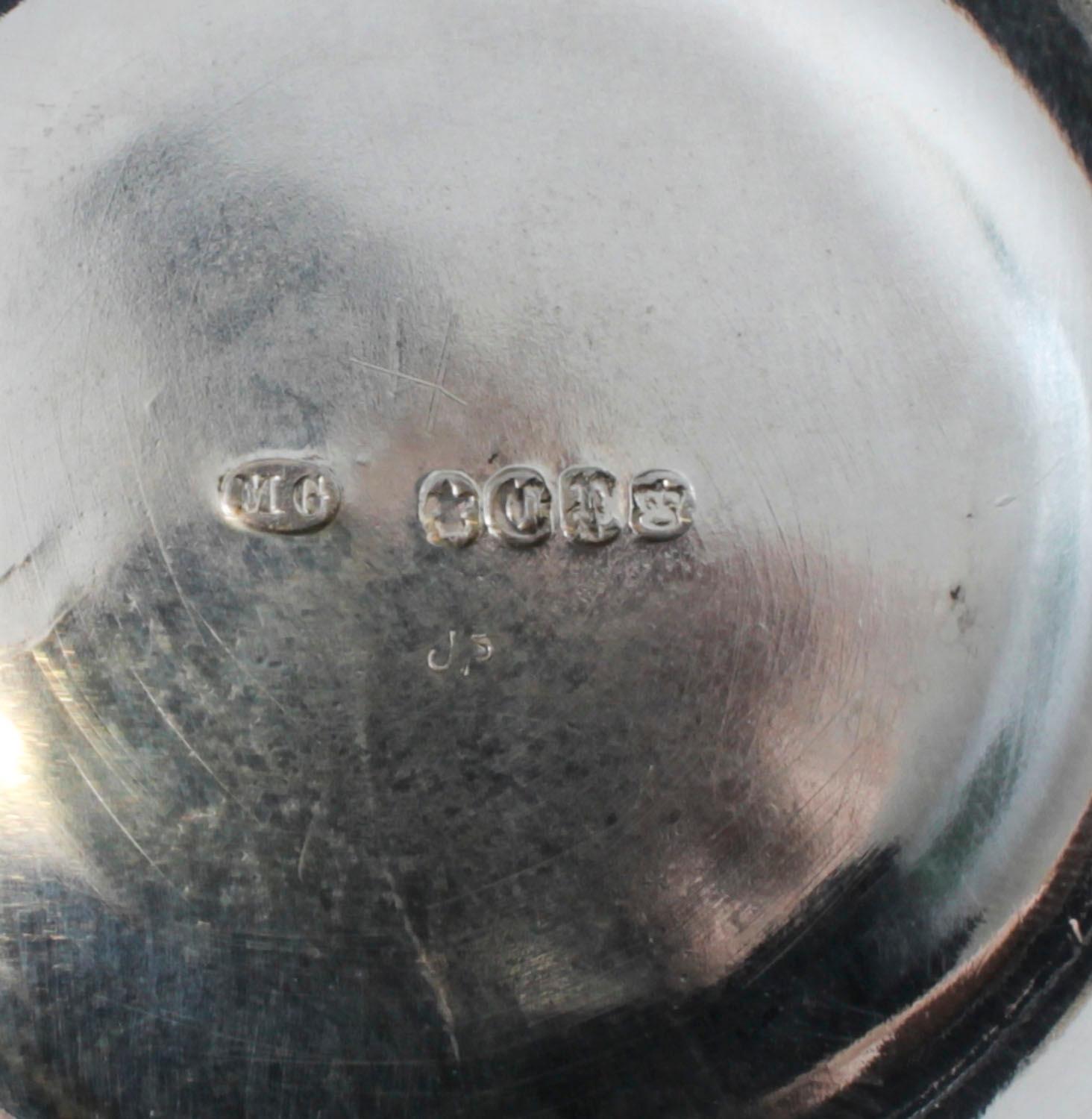 Coppia antica di candelabri edoardiani a 5 luci placcati in argento del XX secolo in vendita 11
