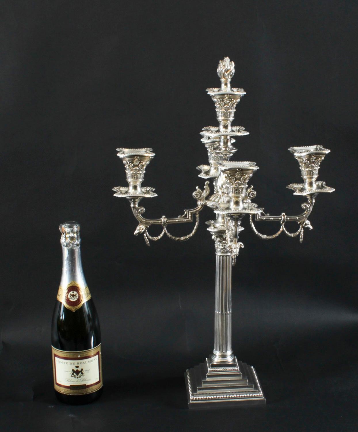Coppia antica di candelabri edoardiani a 5 luci placcati in argento del XX secolo in vendita 13